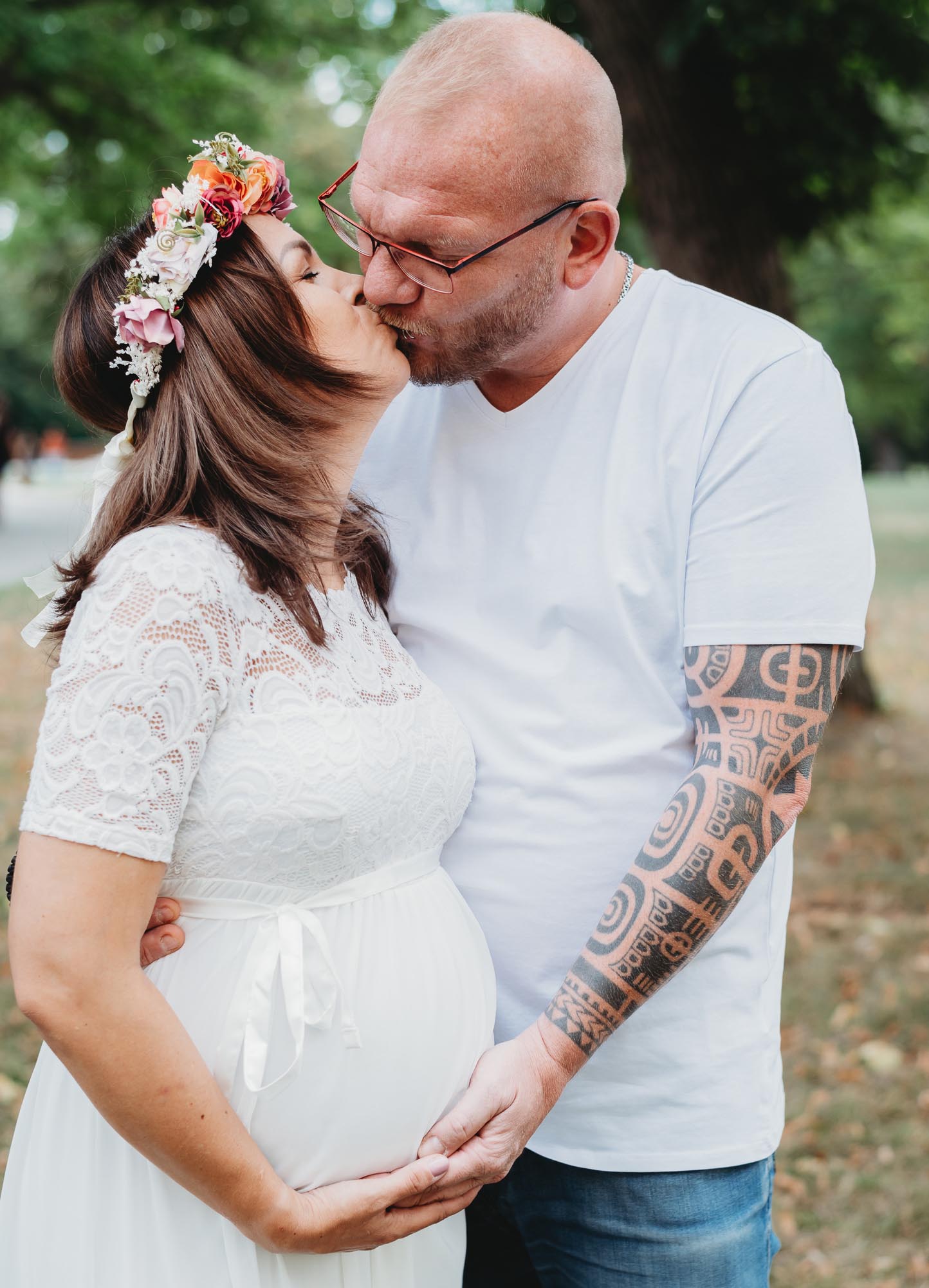 Babybauch-Schwangerschaftsshooting in Wien - Mama und Papa küssen sich
