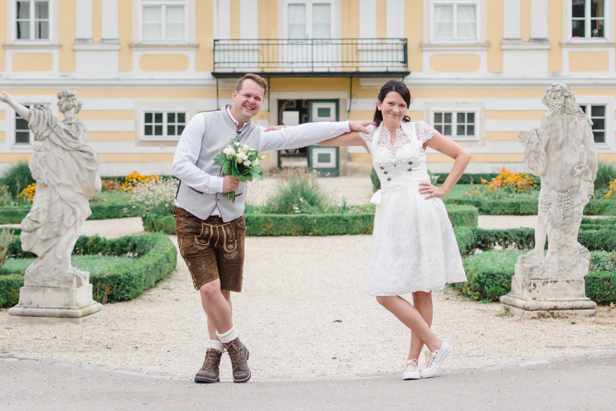 Hochzeitsfotos_Hochzeitsreportage in Wien_Brautpaar vor Schloss