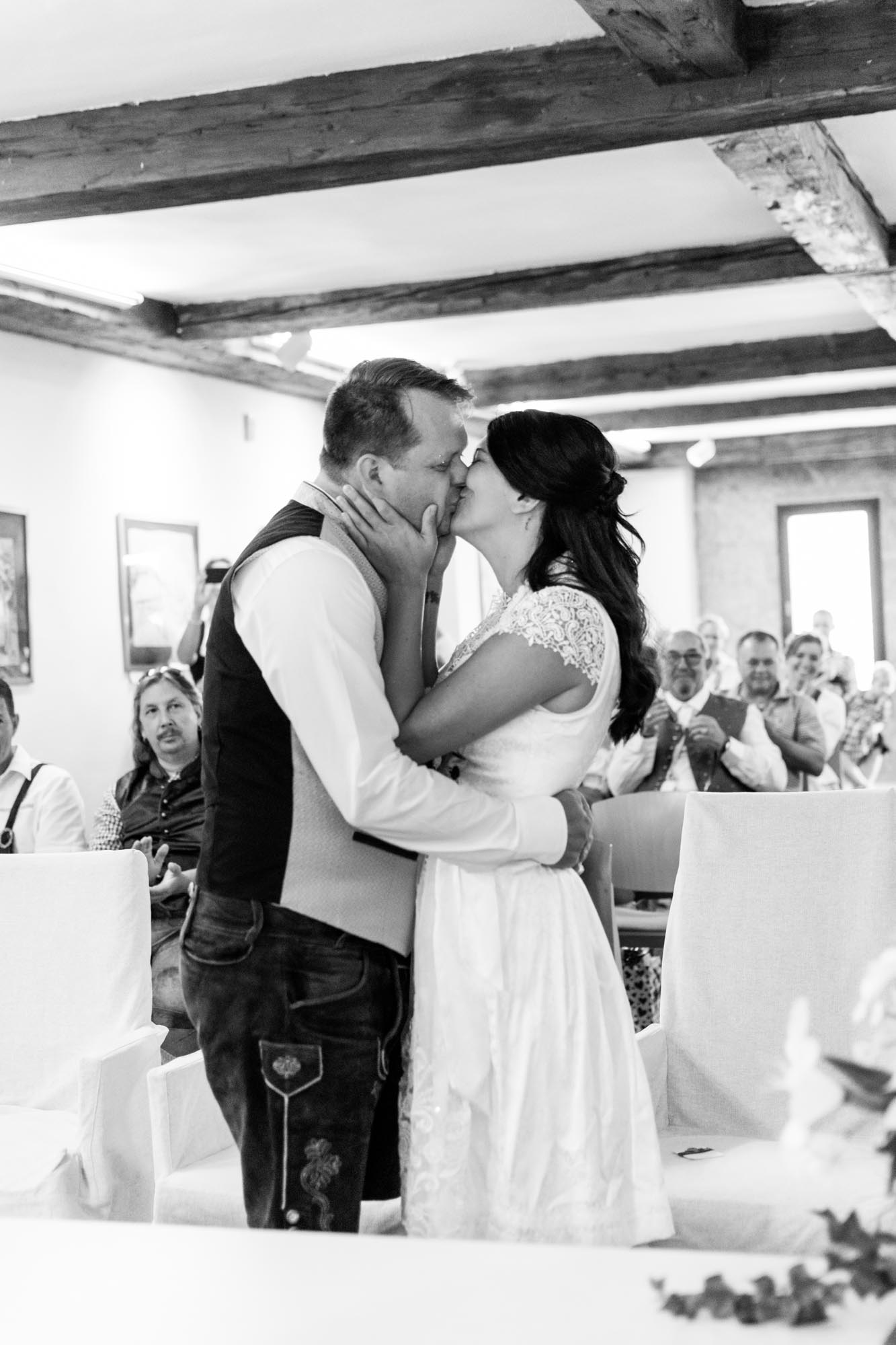 Hochzeitsfotos_Hochzeitsreportage in Wien_Standesamt_Brautpaar küsst sich