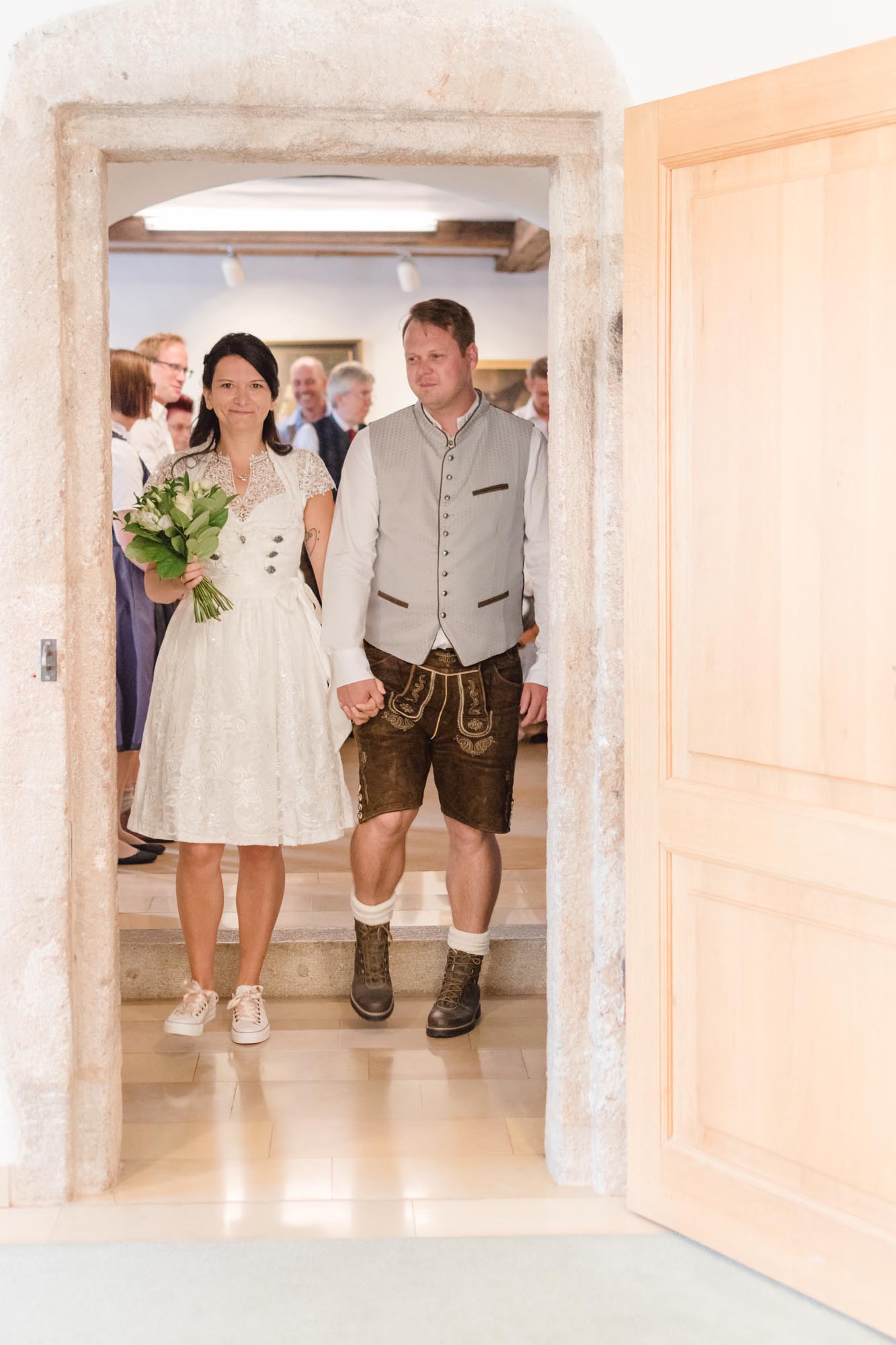 Hochzeitsfotos_Hochzeitsreportage in Wien_Standesamt_Brautpaar zieht aus dem Trauungssaal aus