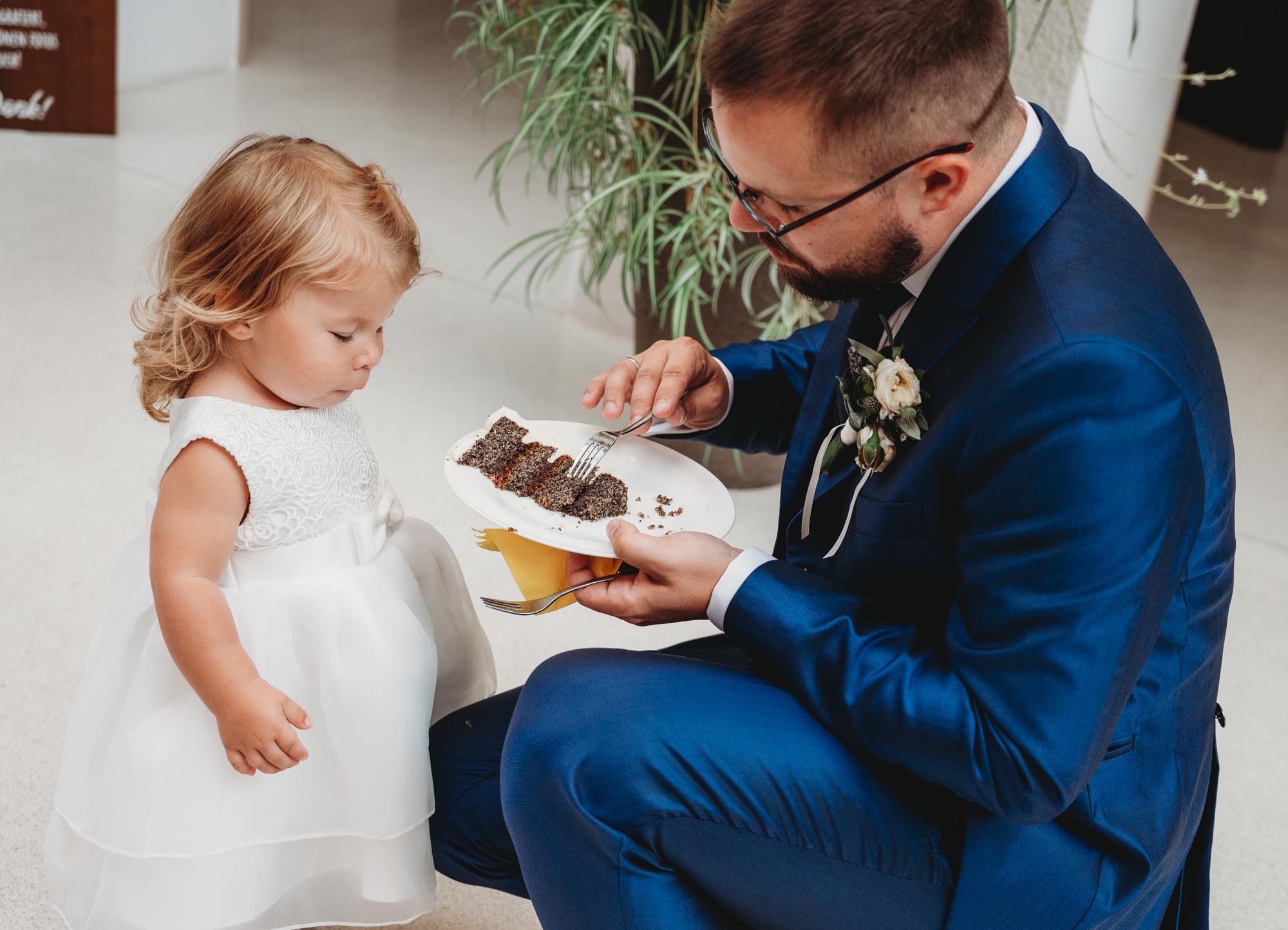 Hochzeitsfotos_Hochzeitsreportage in Wien_Feier_Papa füttert Tochter mit Torte