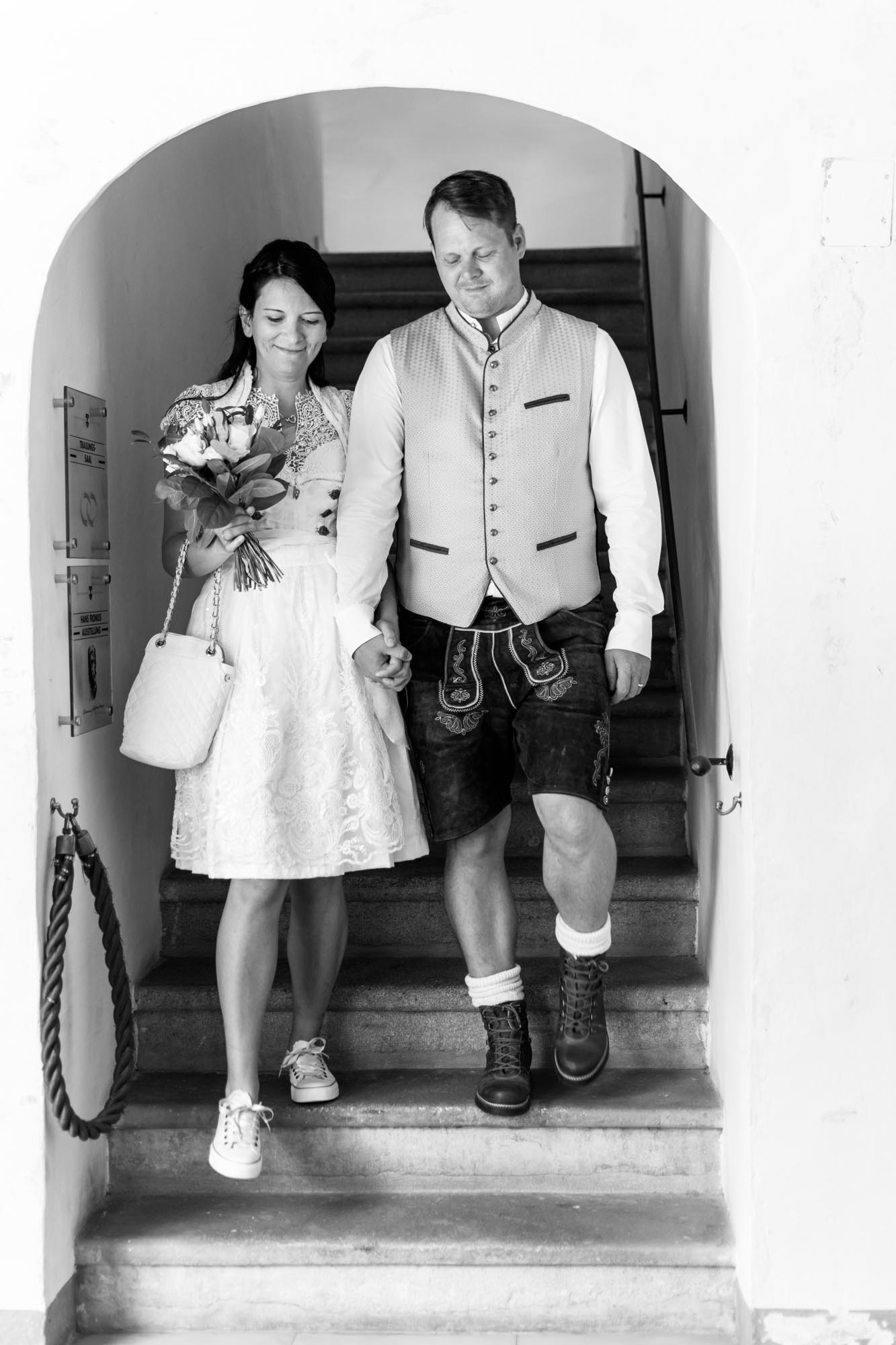 Hochzeitsfotos_Hochzeitsreportage in Wien_Standesamt_Brautpaar kommt die Treppen runter