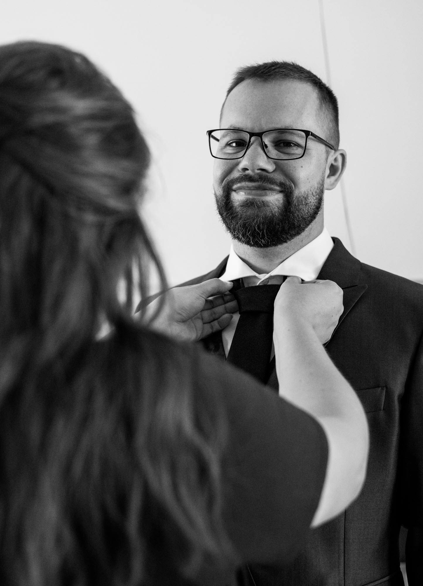 Hochzeitsfotos_Hochzeitsreportage in Wien_Getting Ready_Bräutigam bekommt seine Krawatte gerichtet