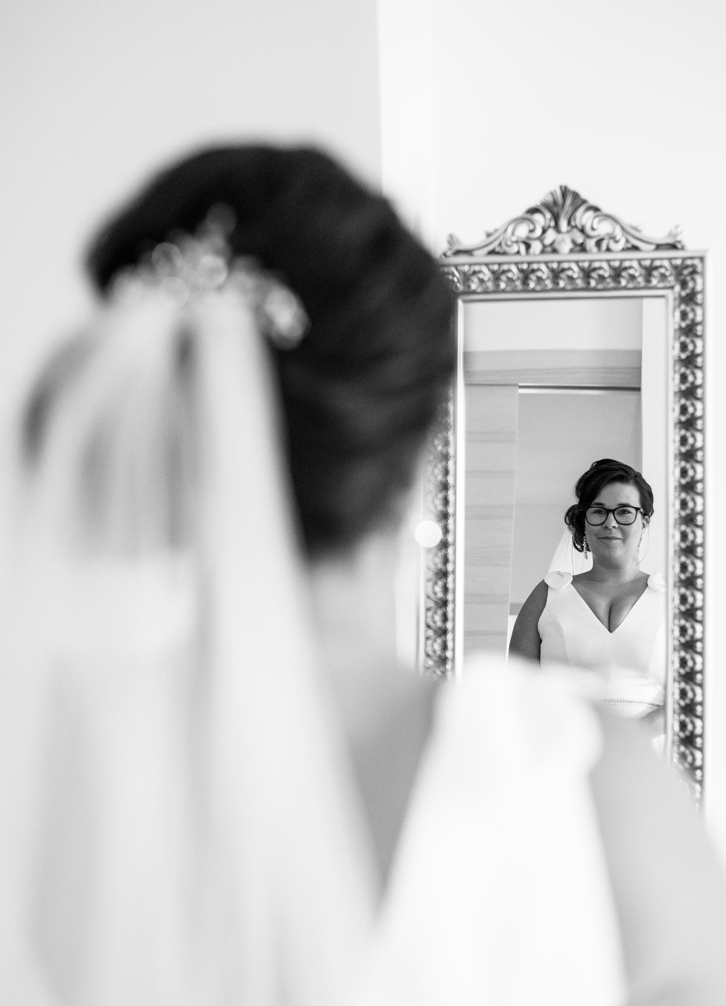Hochzeitsfotos_Hochzeitsreportage in Wien_Getting Ready_Braut blickt in den Spiegel