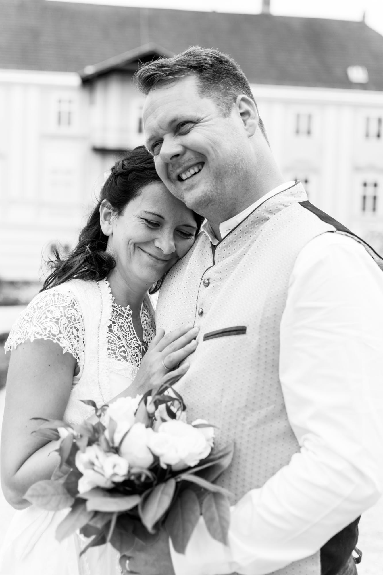 Hochzeitsfotos_Hochzeitsreportage in Wien_Braut lehnt Kopf auf die Schulter des Bräutigams