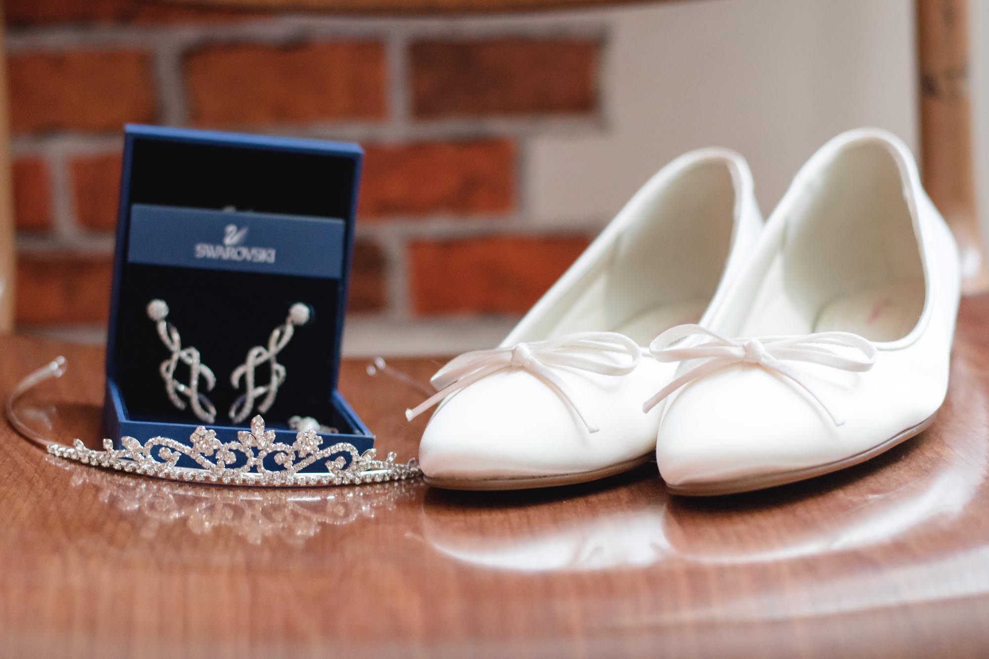 Hochzeitsfotos_Hochzeitsreportage in Wien_Schuhe und Ohrringe mit Diadem