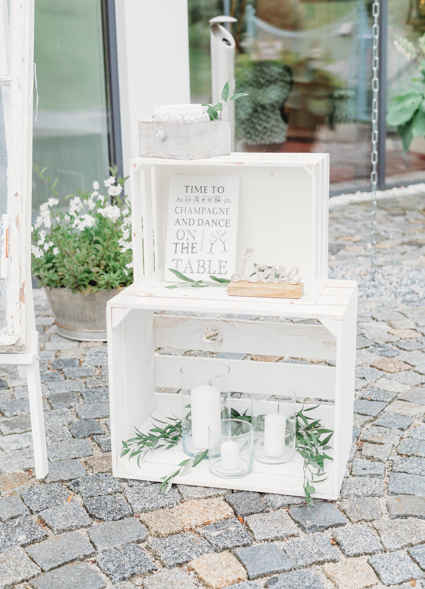 Hochzeitsfotos_Hochzeitsreportage in Wien_Dekoration_Kisten vor dem Eingang