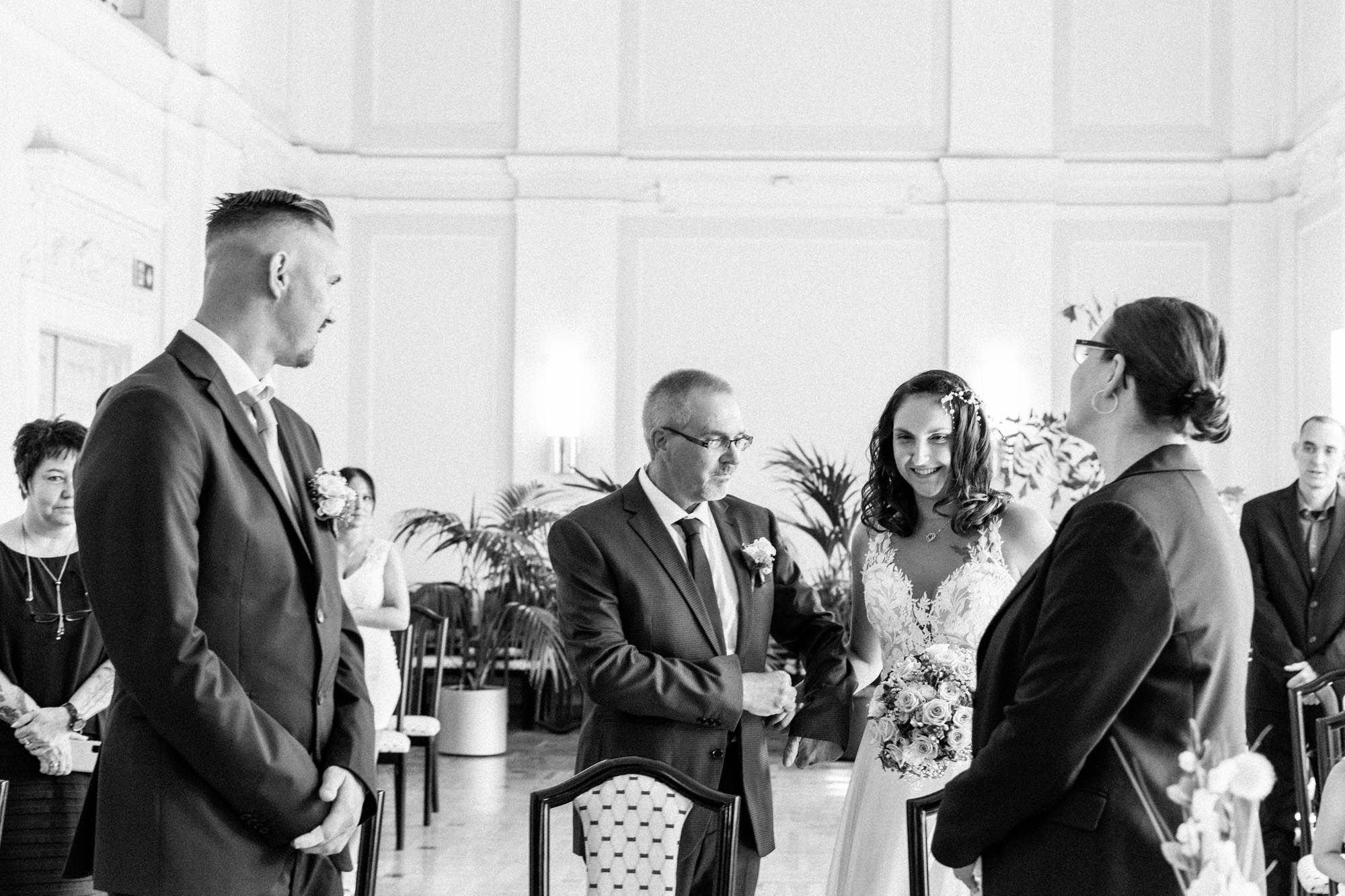 Hochzeitsfotos_Hochzeitsreportage in Wien_Standesamt_Brautvater übergibt Braut an Bräutigam