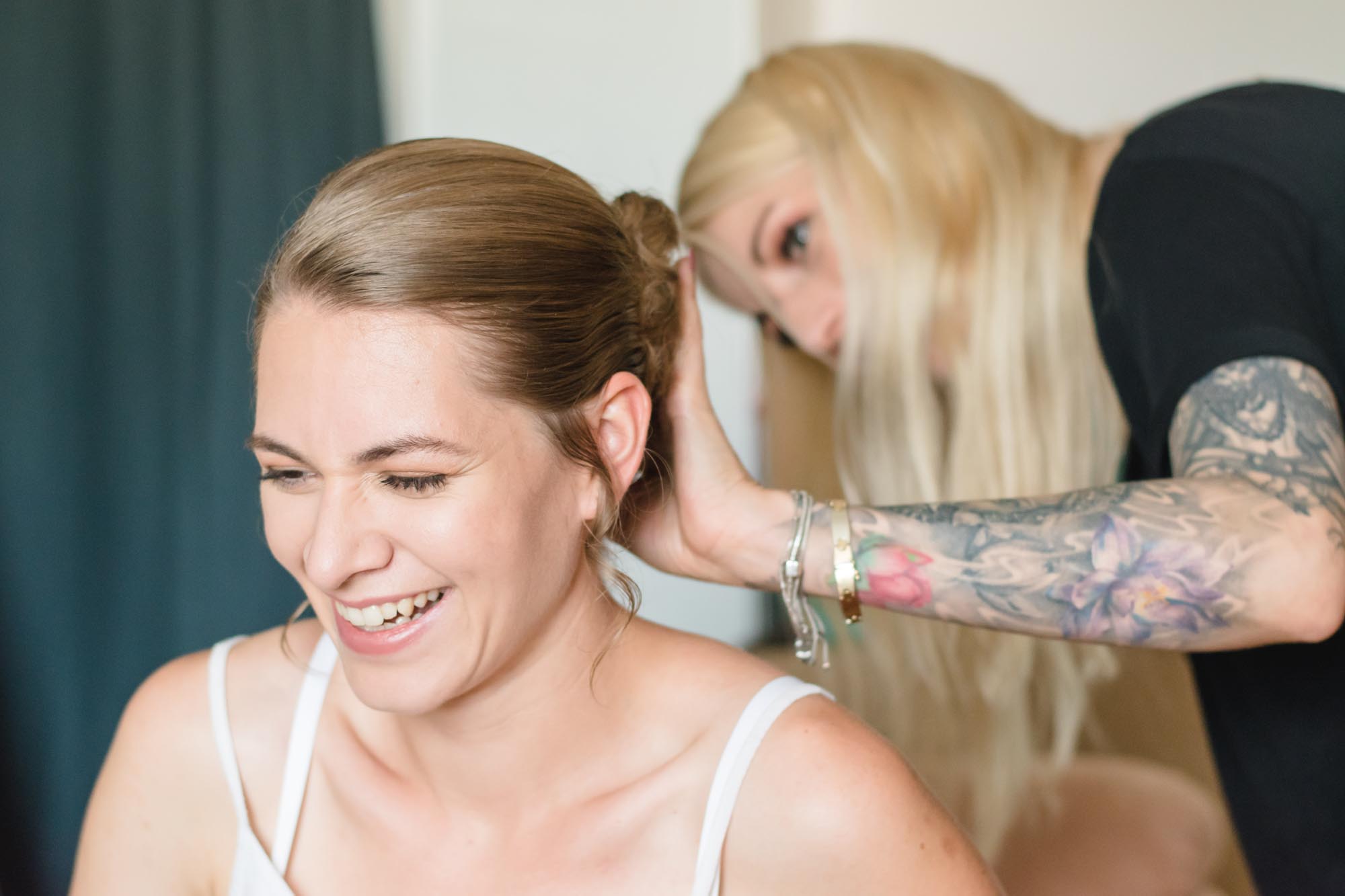 Hochzeitsfotos_Hochzeitsreportage in Wien_Getting Ready_Braut bekommt die Haare gemacht