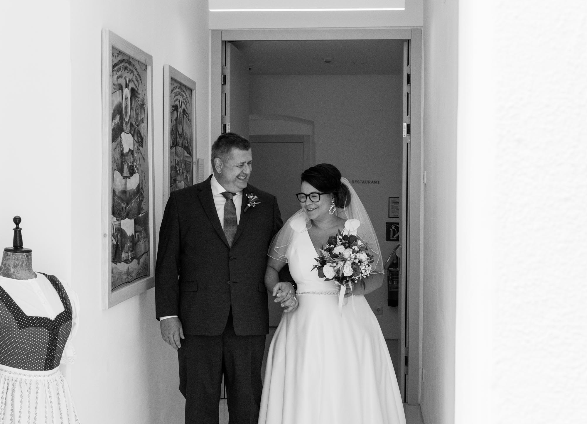 Hochzeitsfotos_Hochzeitsreportage in Wien_Trauung_Braut wartet mit Schwiegerpapa