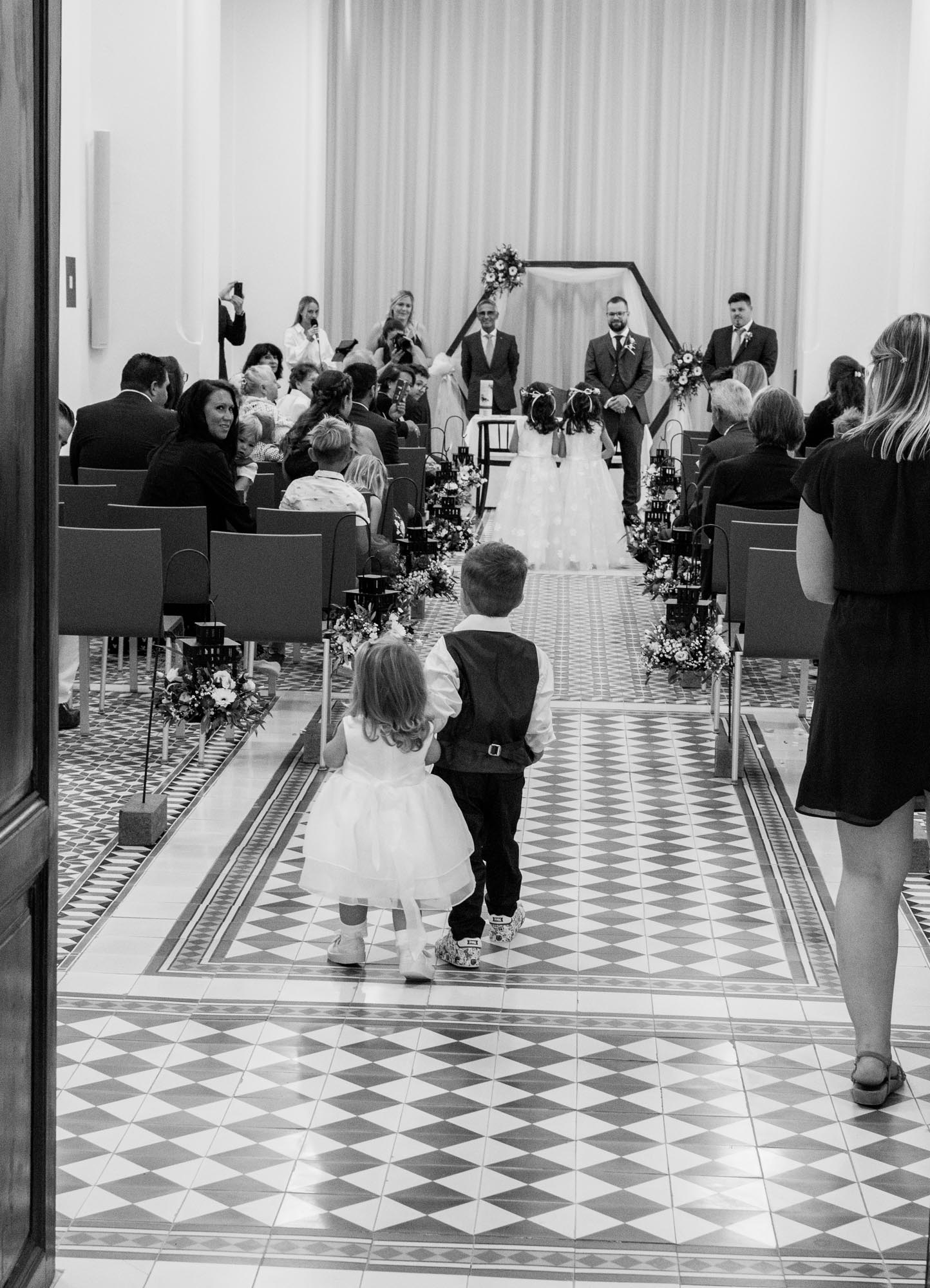 Hochzeitsfotos_Hochzeitsreportage in Wien_Trauung_Kinder ziehen ein