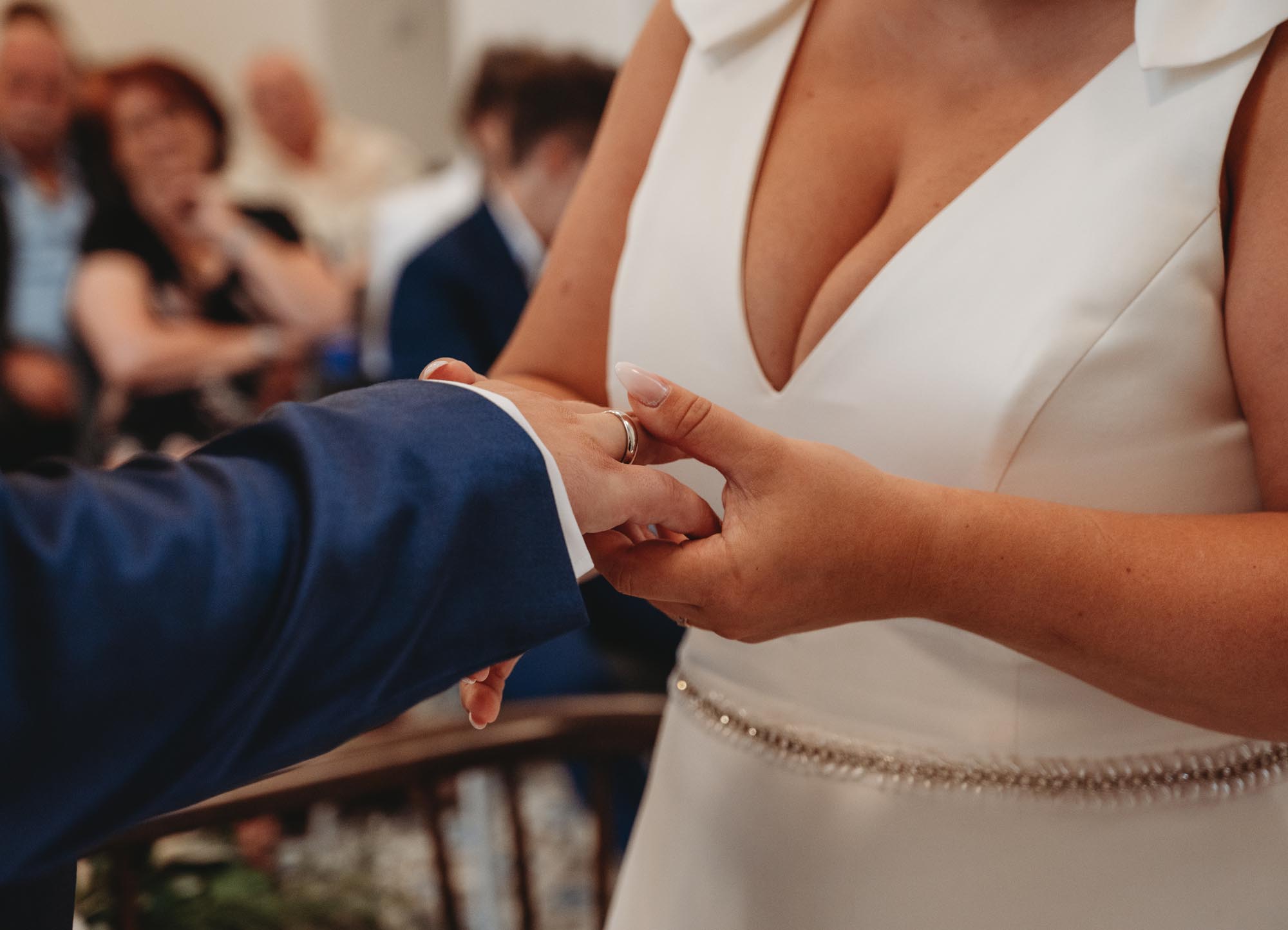 Hochzeitsfotos_Hochzeitsreportage in Wien_Trauung_Braut steckt Bräutigam den Ehering an den Finger