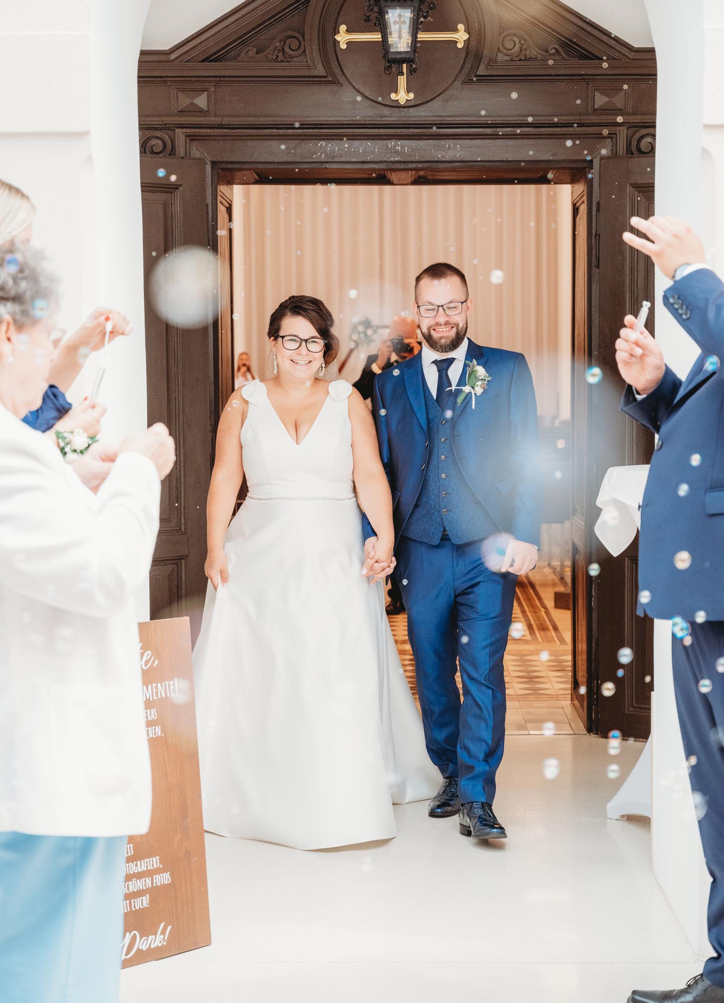 Hochzeitsfotos_Hochzeitsreportage in Wien_Trauung_Brautpaar zieht mit Seifenblasen aus dem Trauungsaal aus