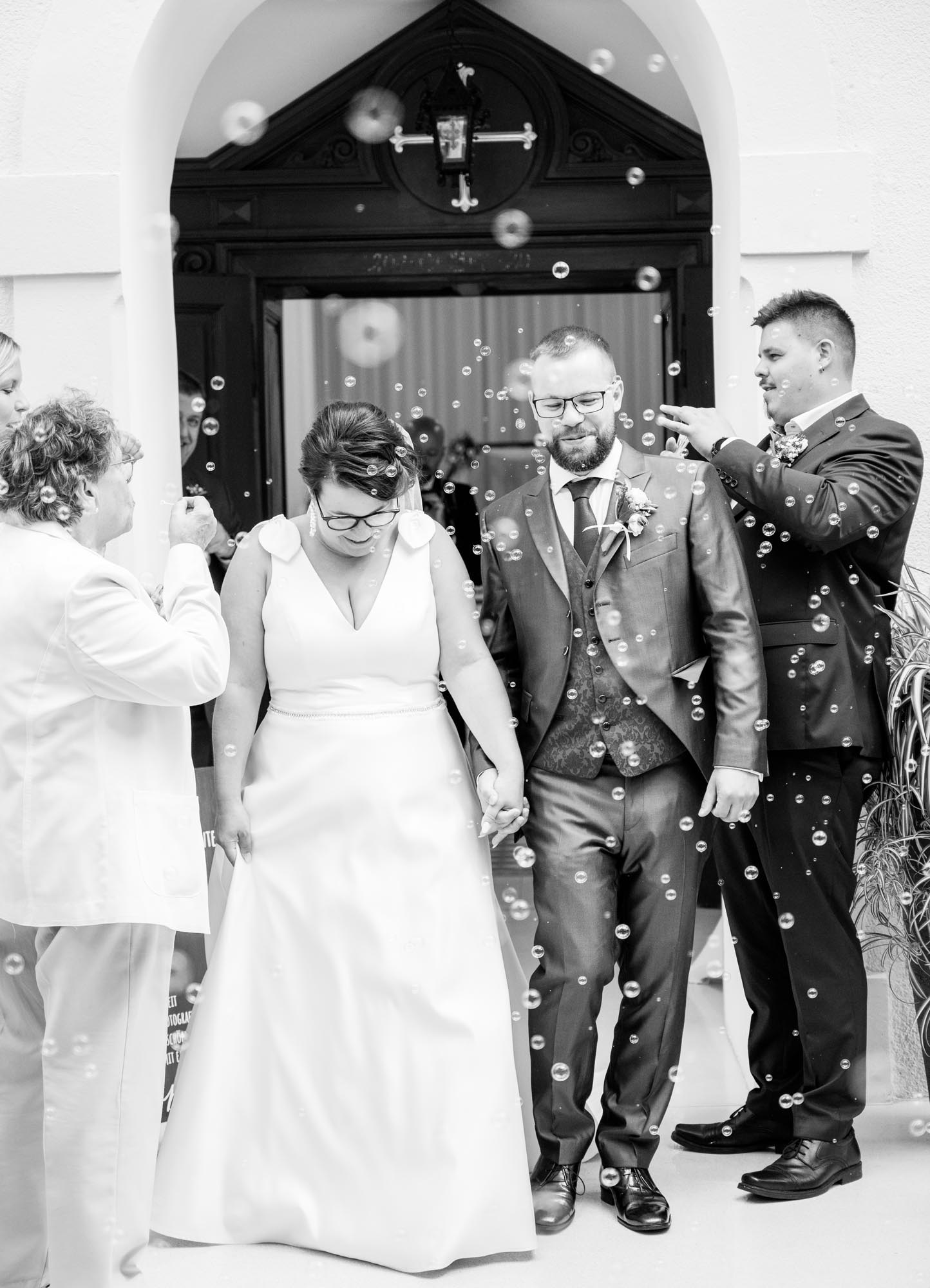 Hochzeitsfotos_Hochzeitsreportage in Wien_Trauung_Brautpaar zieht mit Seifenblasen aus