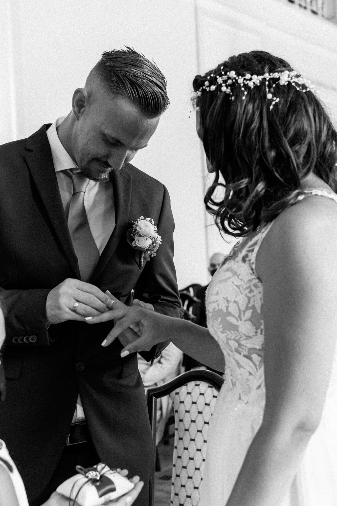 Hochzeitsfotos_Hochzeitsreportage in Wien_Standesamt_Bräutigam steckt seiner Frau den Ehering an