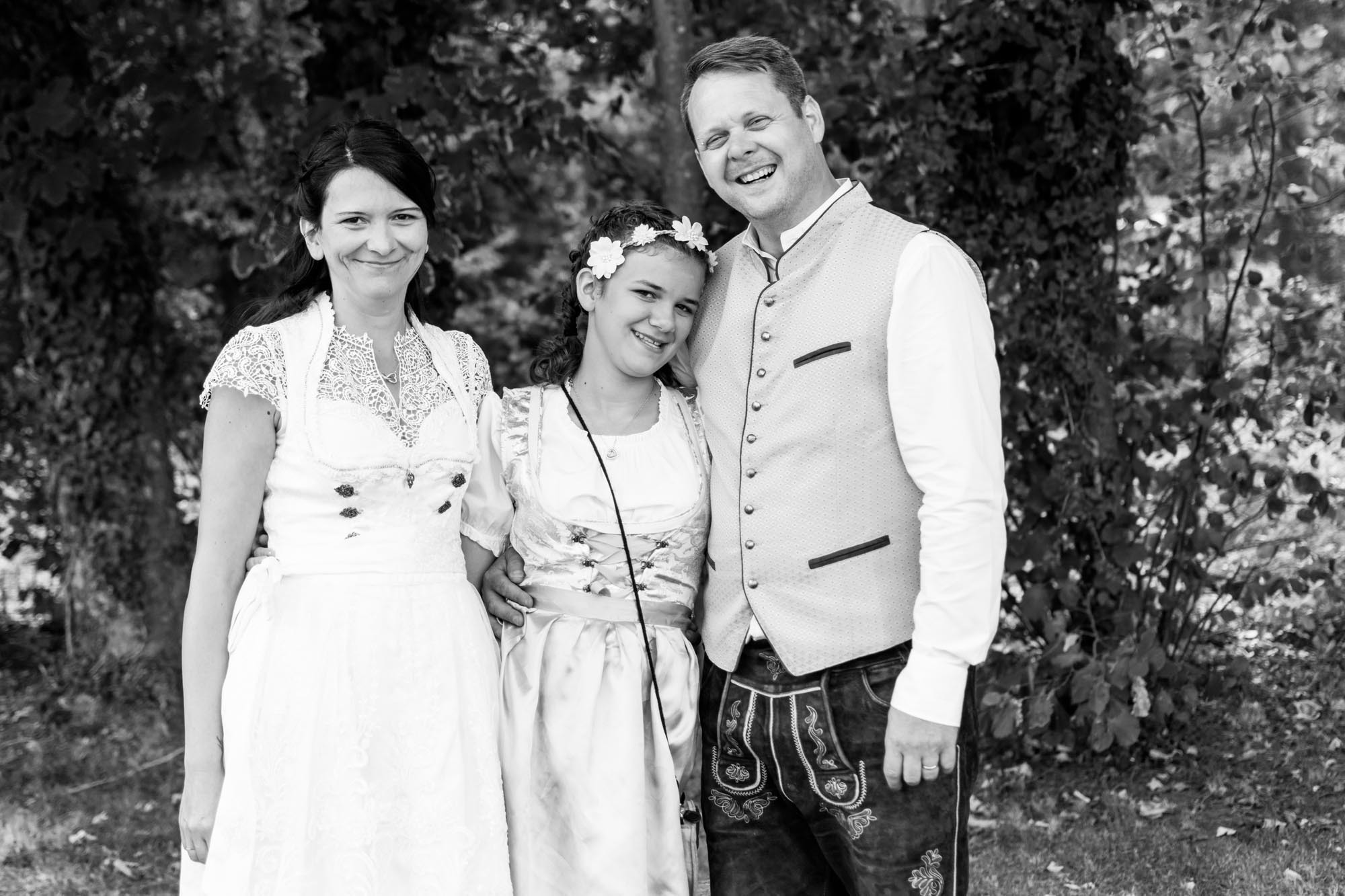 Hochzeitsfotos_Hochzeitsreportage in Wien_Brautpaar mit Tochter
