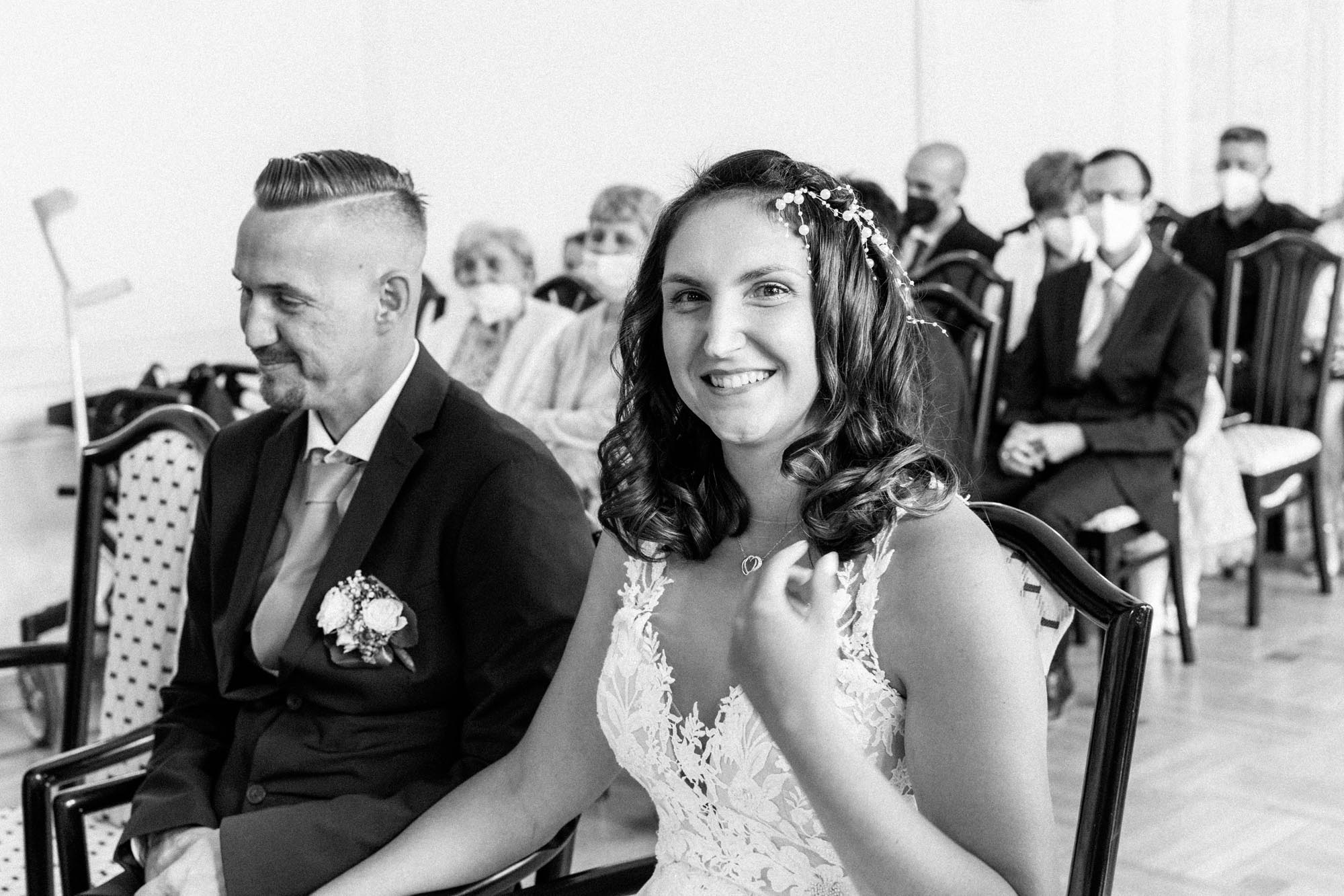 Hochzeitsfotos_Hochzeitsreportage in Wien_Braut lacht in die Kamera