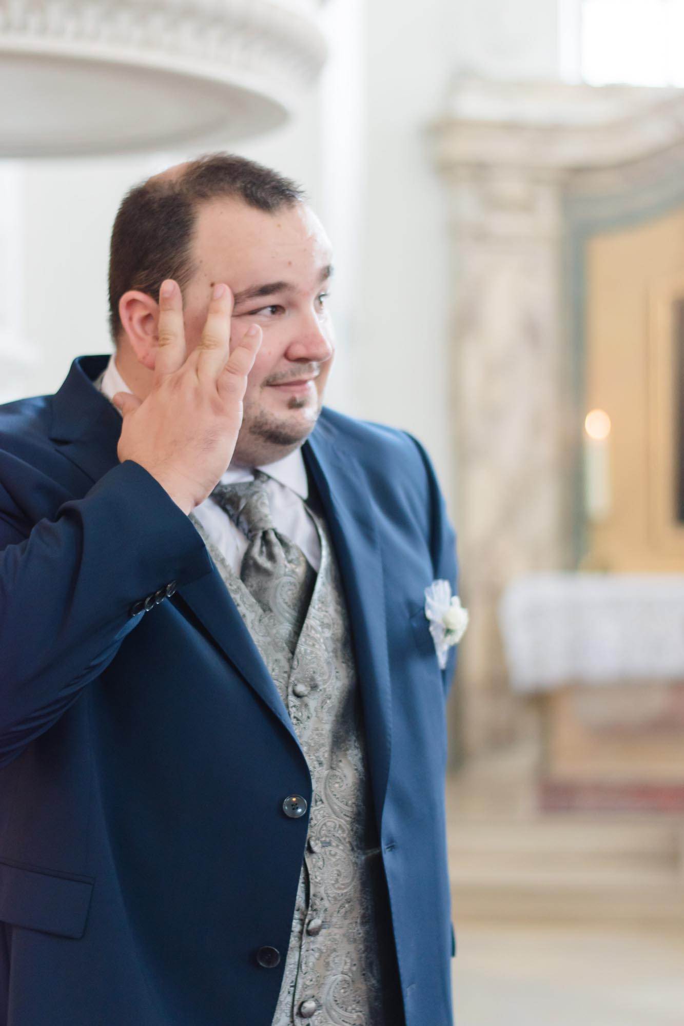 Hochzeitsfotos_Hochzeitsreportage in Wien_Kirche_Bräutigam sieht seine Braut zum ersten Mal und ist sichtlich gerührt
