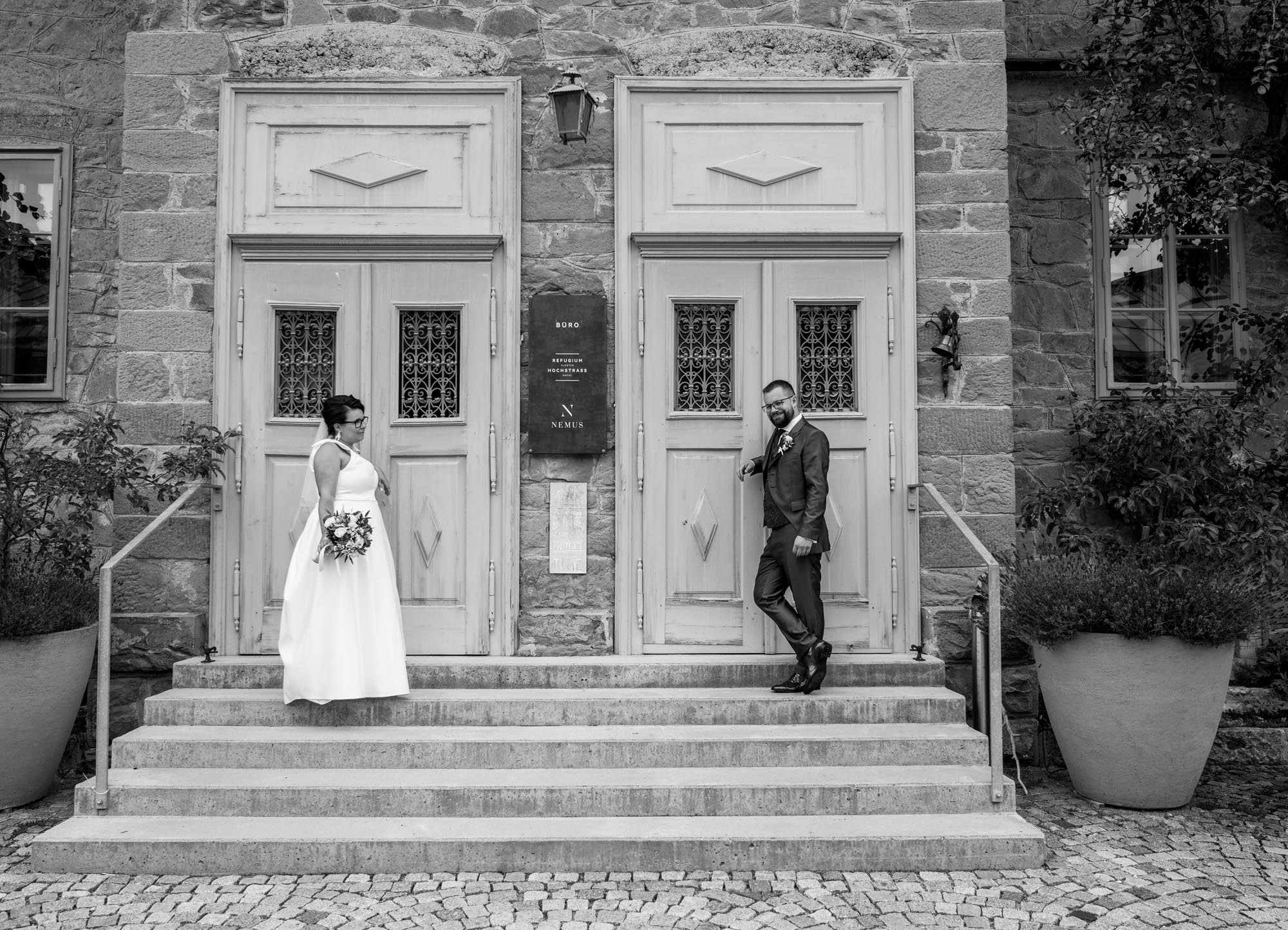 Hochzeitsfotos_Hochzeitsreportage in Wien_Brautpaarshooting_Brautpaar auf den Stiegen