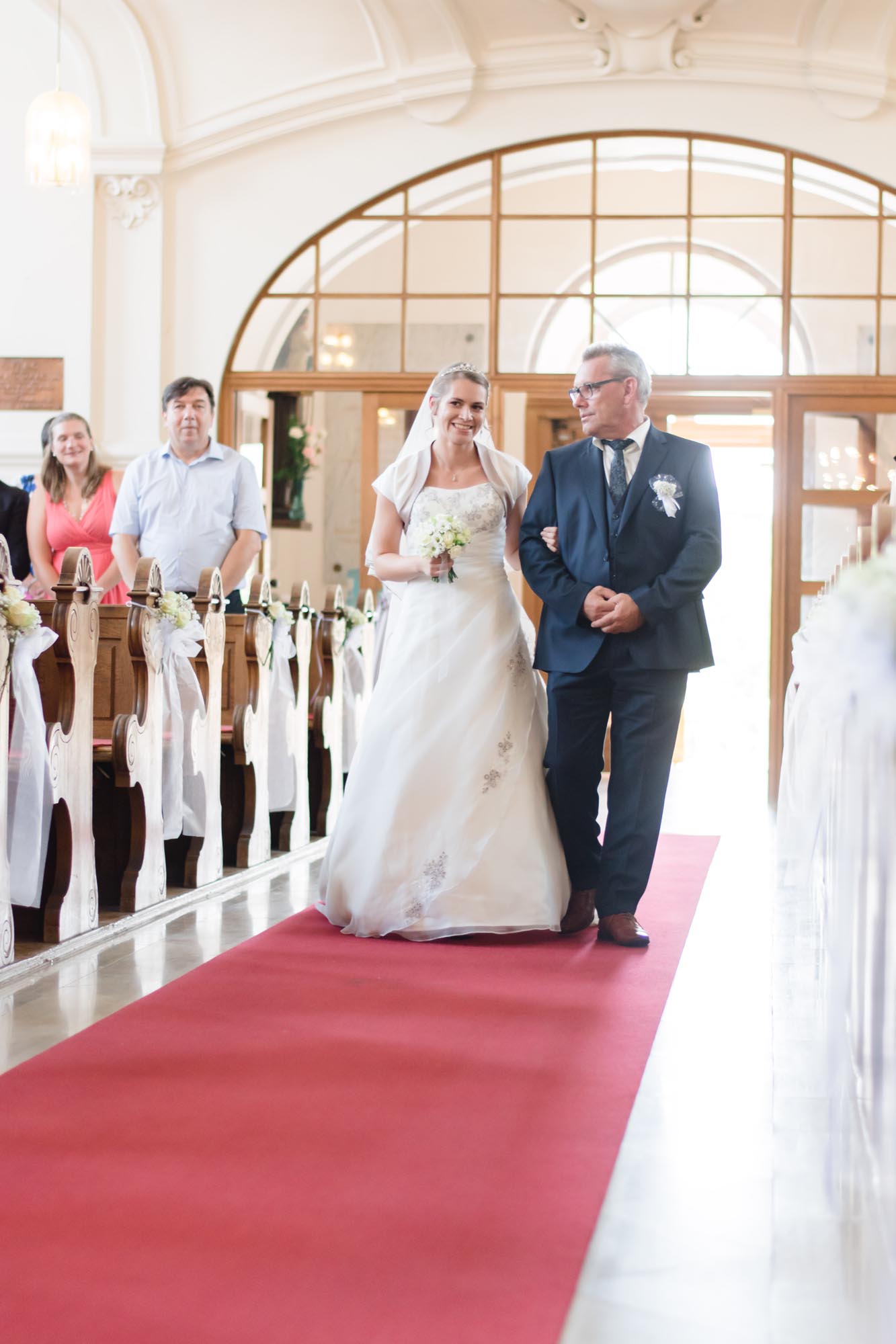 Hochzeitsfotos_Hochzeitsreportage in Wien_Kirche_Einzug der Braut mit Brautpapa