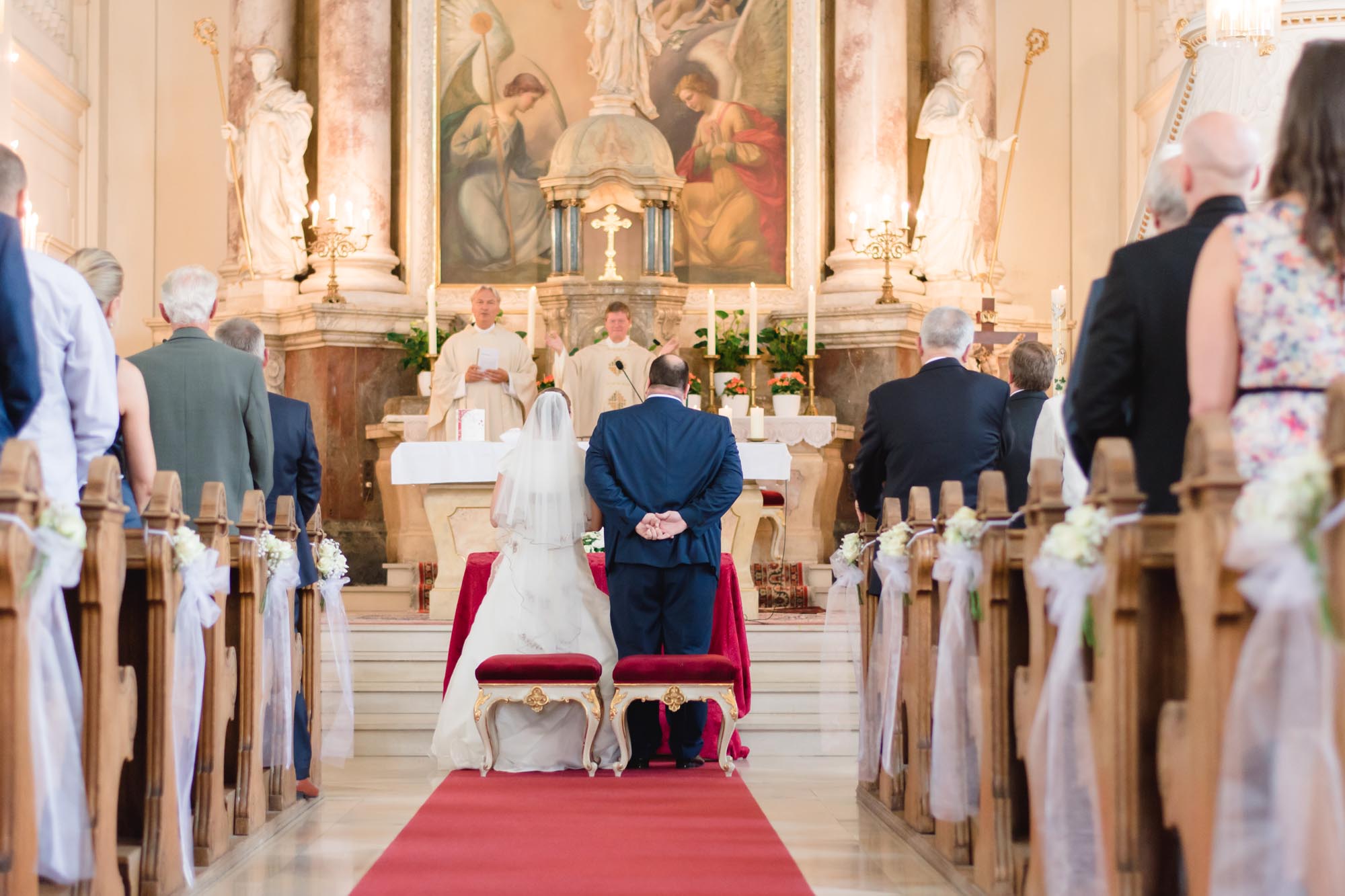 Hochzeitsfotos_Hochzeitsreportage in Wien_Kirche_Aufnahme von hinten während Trauung