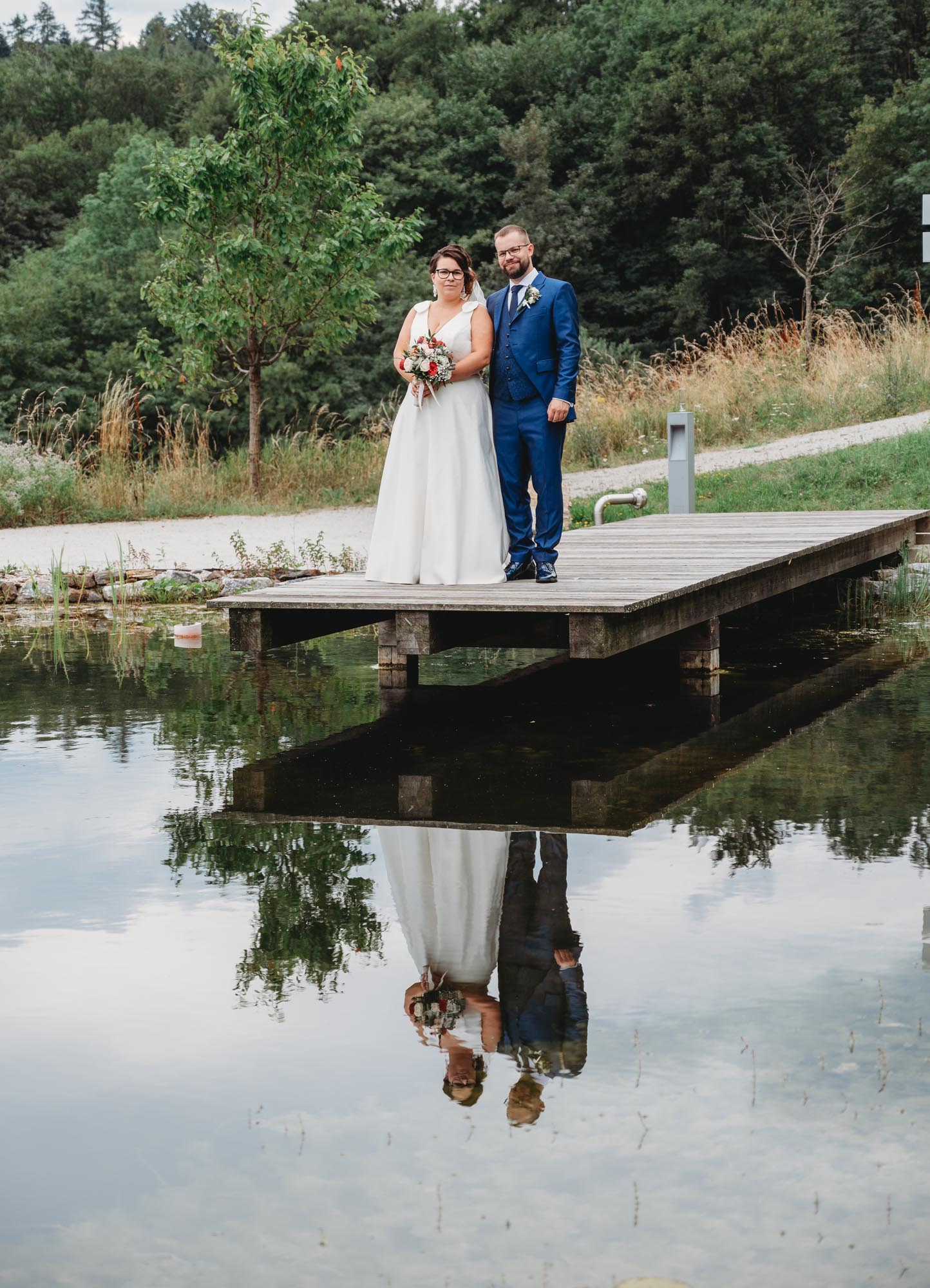 Hochzeitsfotos_Hochzeitsreportage in Wien_Brautpaarshooting_Brautpaar am Steg mit Spiegelung im Teich