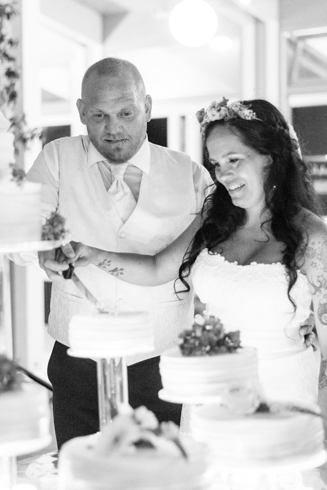 Hochzeitsfotos_Hochzeitsreportage in Wien_Brautpaar schneidet die Torte an