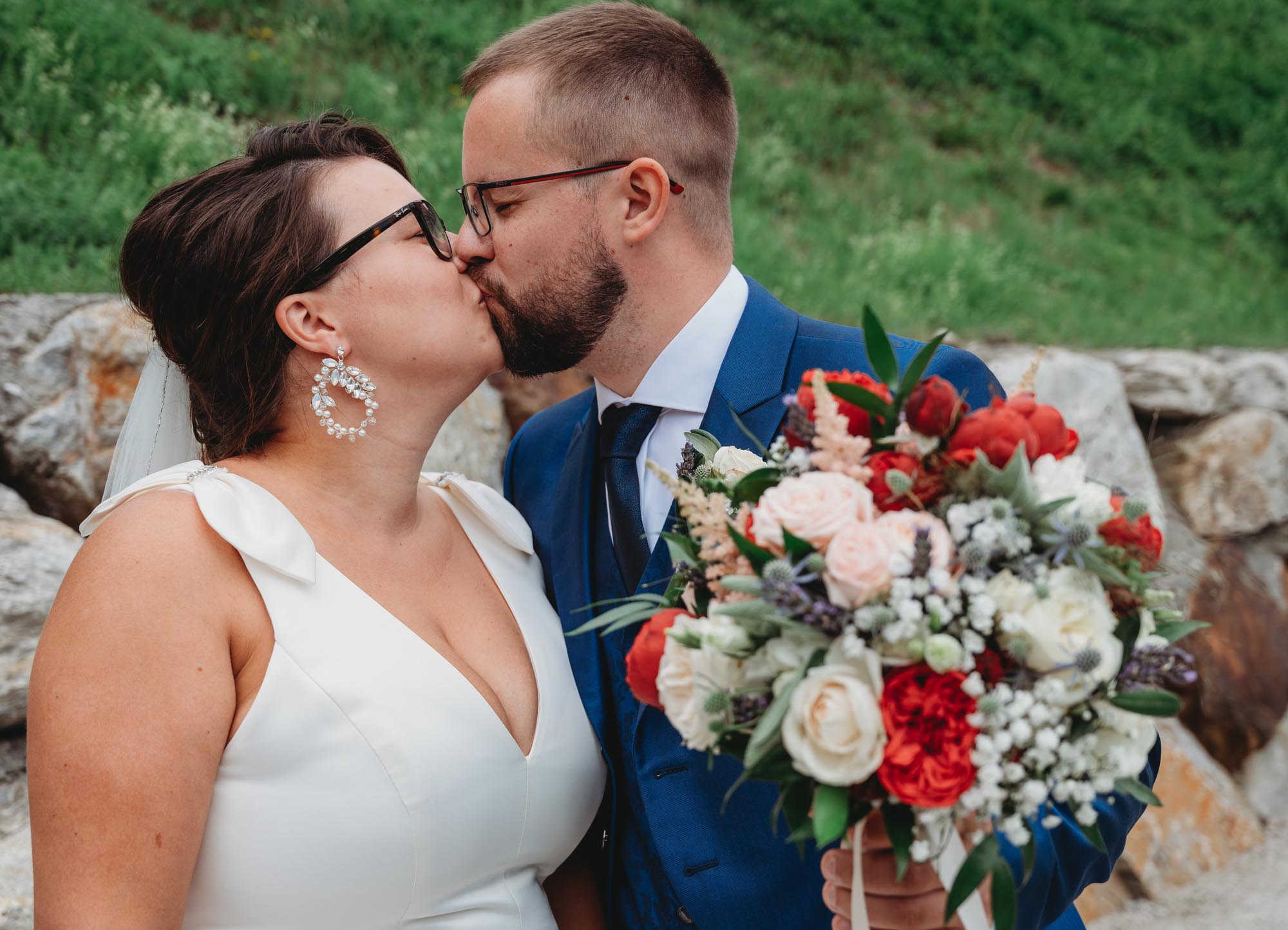 Hochzeitsfotos_Hochzeitsreportage in Wien_Brautpaarshooting_Brautpaar küsst sich beim Teich