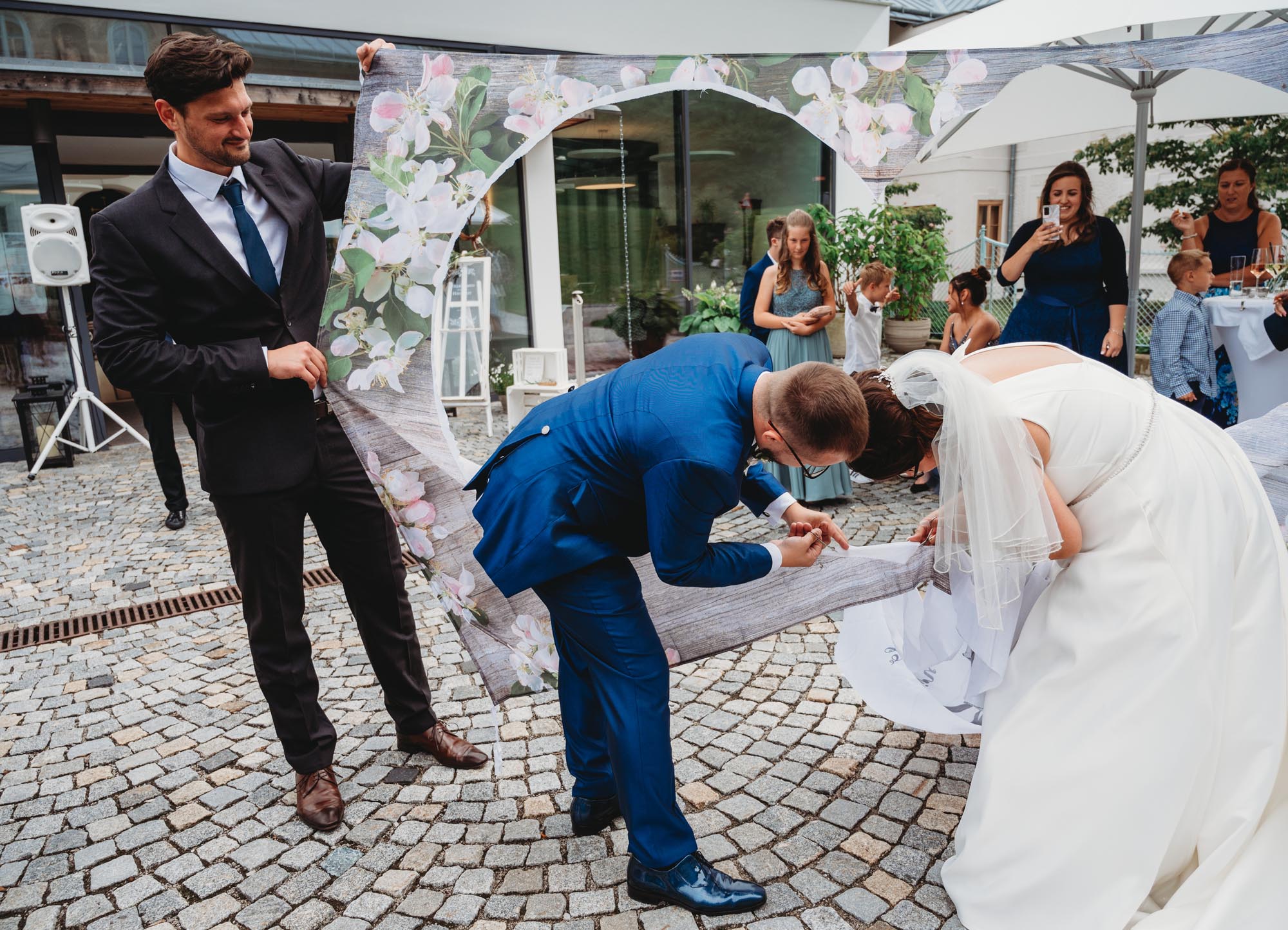 Hochzeitsfotos_Hochzeitsreportage in Wien_Feier_Brautpaar schneidet das Herz fertig aus