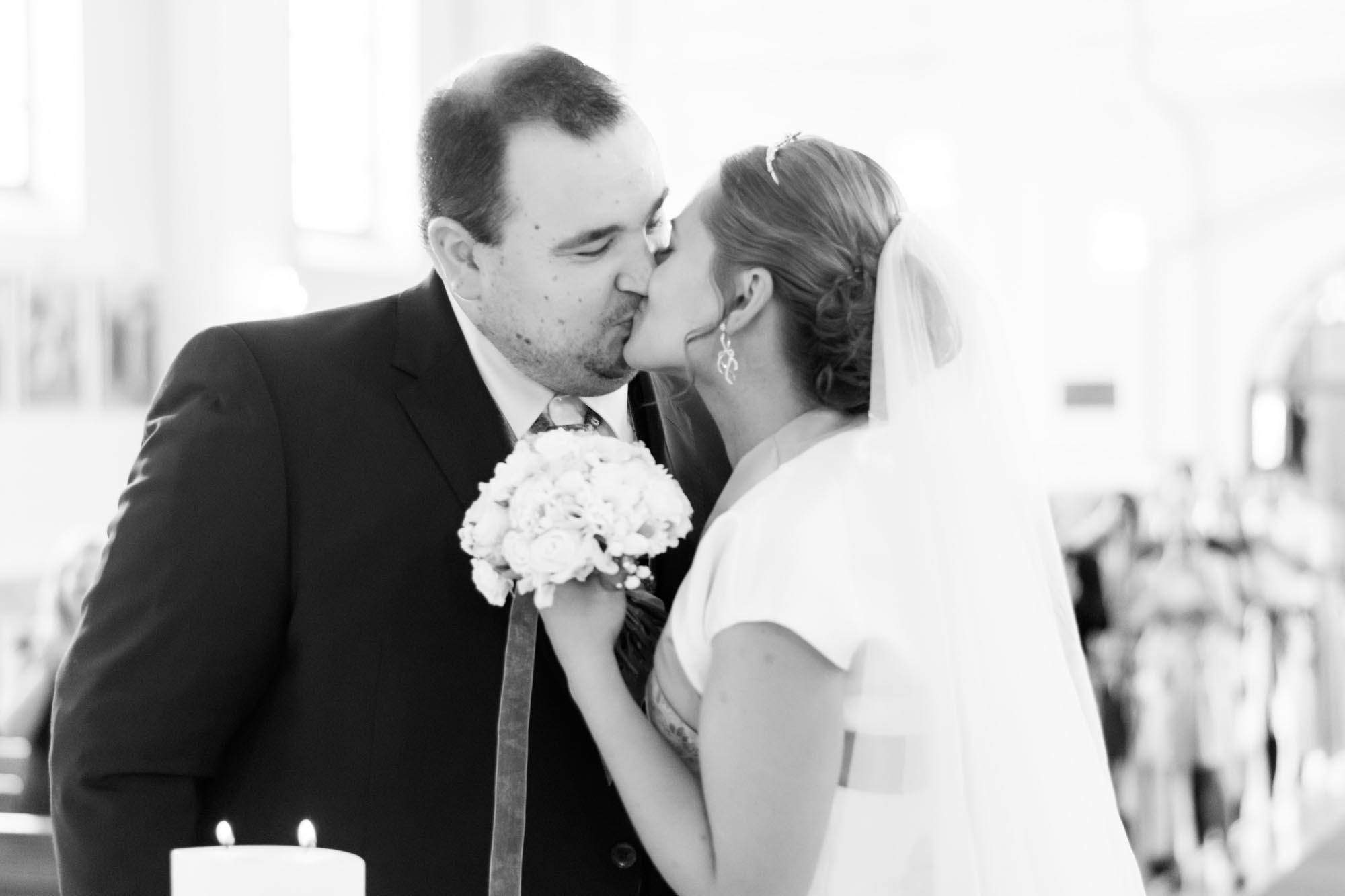 Hochzeitsfotos_Hochzeitsreportage in Wien_Kirche_Brautpaar küsst sich