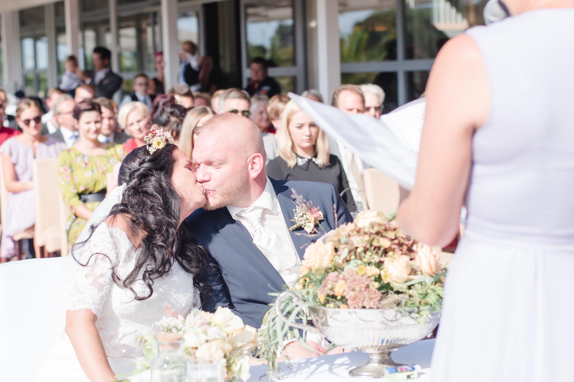 Hochzeitsfotos_Hochzeitsreportage in Wien_Brautpaar küsst sich während Trauung