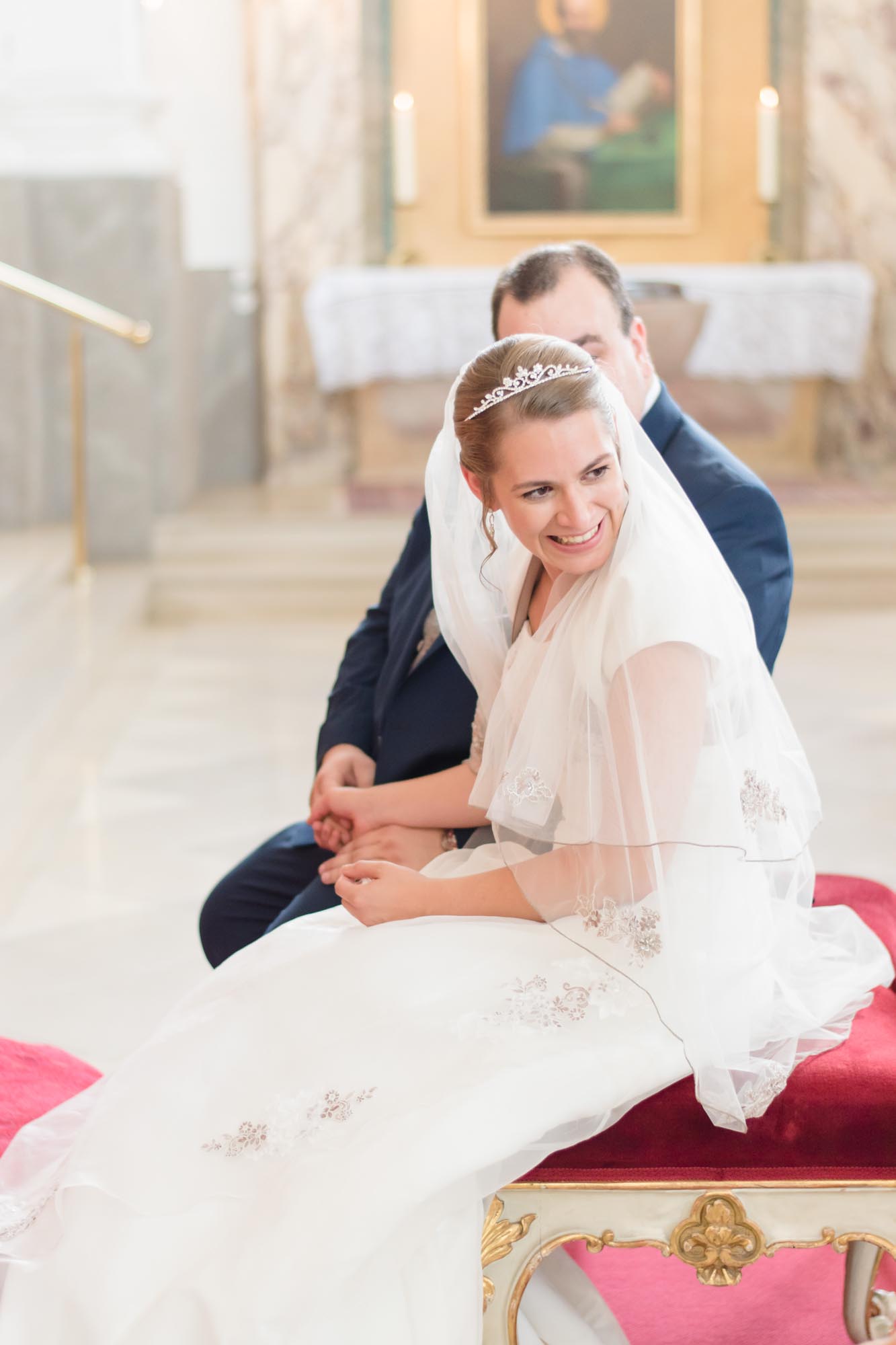 Hochzeitsfotos_Hochzeitsreportage in Wien_Kirche_Brautpaar sitzt auf Bank