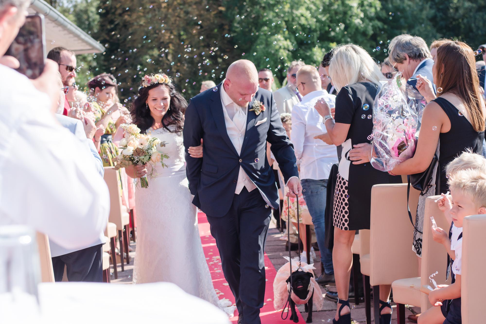 Hochzeitsfotos_Hochzeitsreportage in Wien_Brautpaar zieht mit Seifenblasen aus