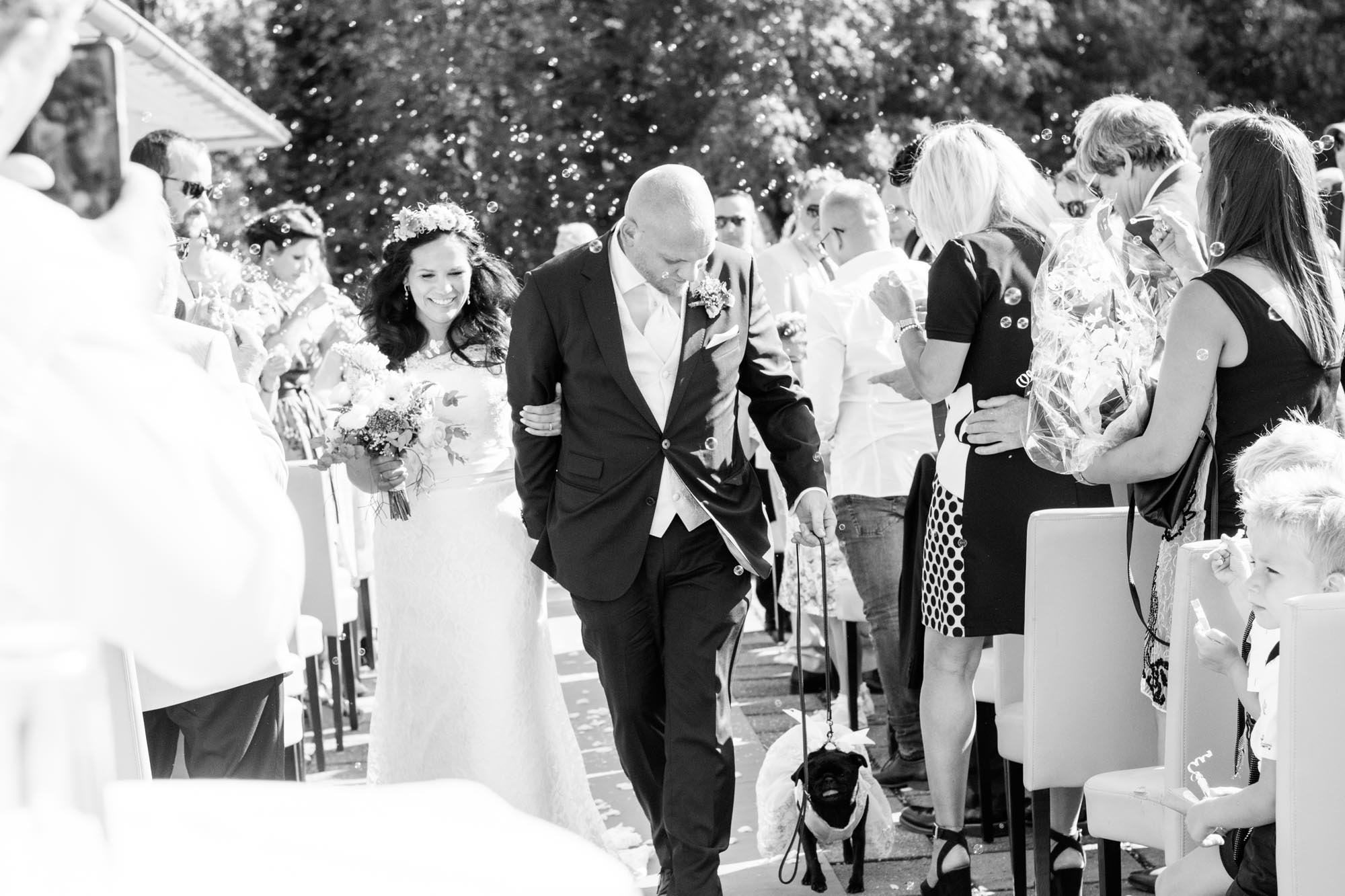 Hochzeitsfotos_Hochzeitsreportage in Wien_Brautpaar zieht mit Seifenblasen aus