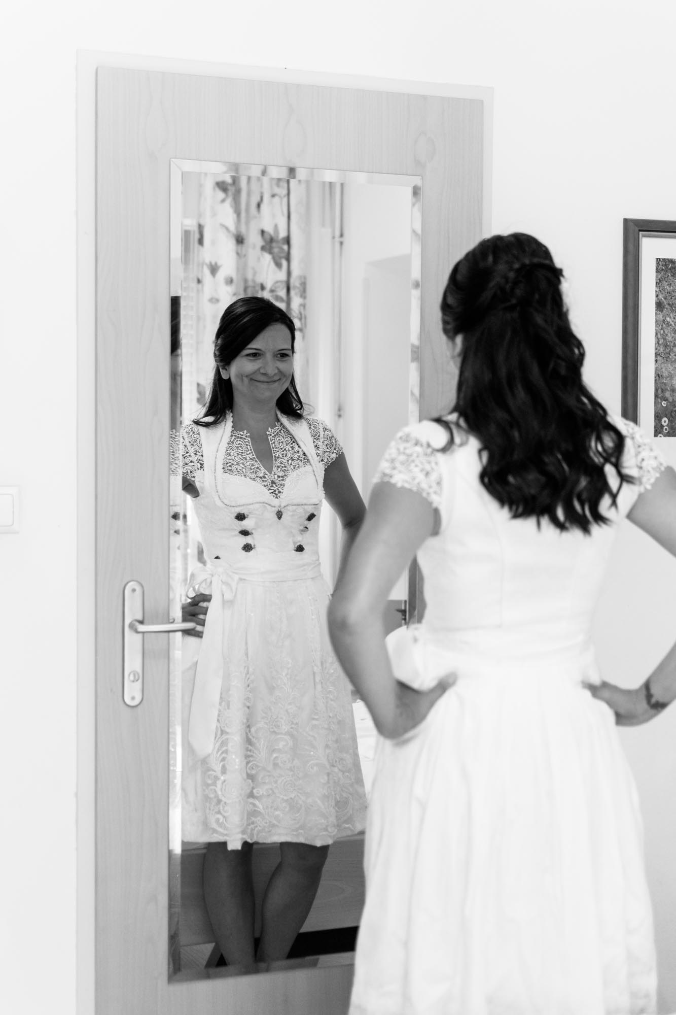 Hochzeitsfotos_Hochzeitsreportage in Wien_Getting Ready_Braut bewundert sich im Spiegel