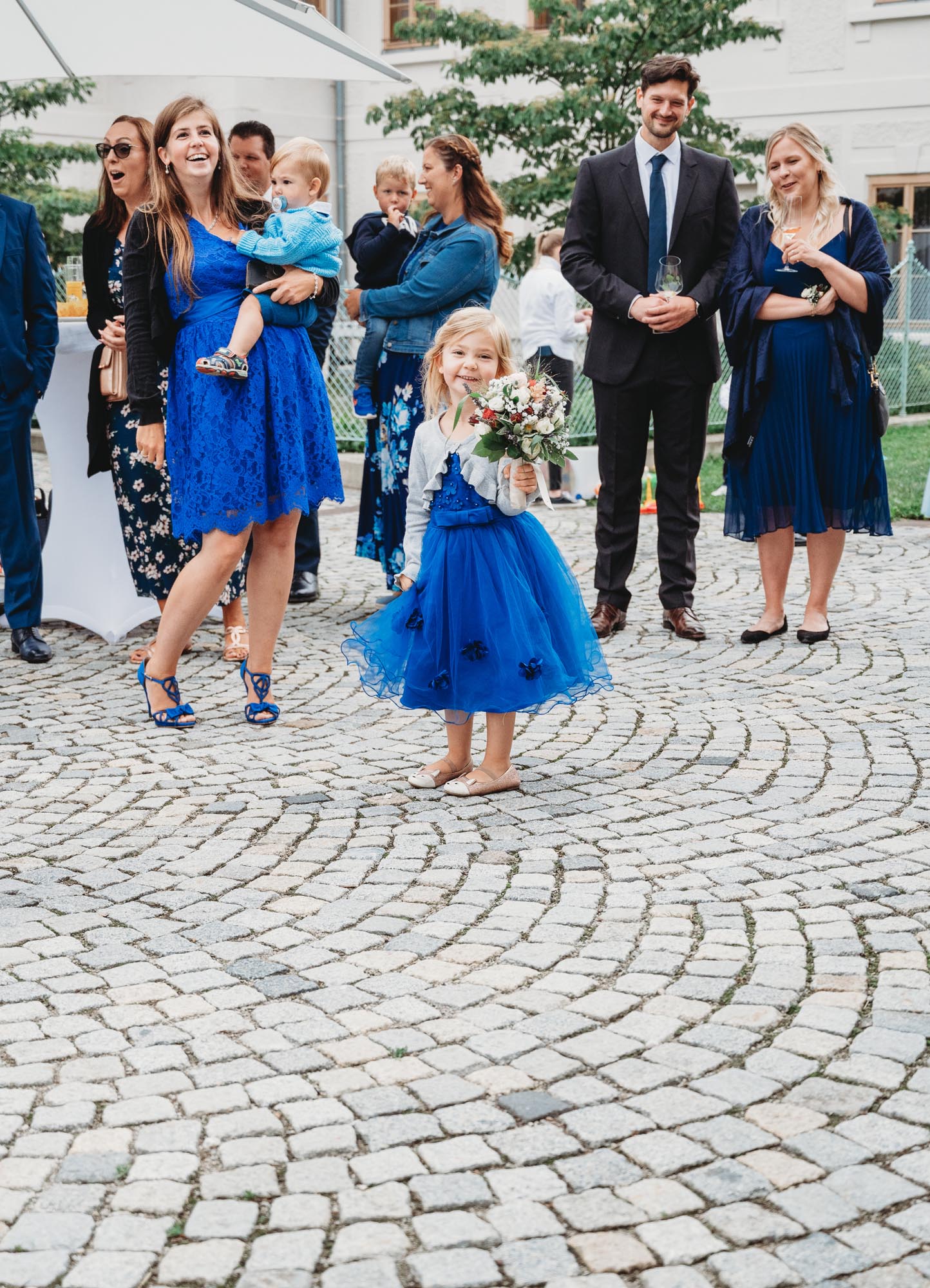 Hochzeitsfotos_Hochzeitsreportage in Wien_Mädchen hat Brautstrauß gefangen