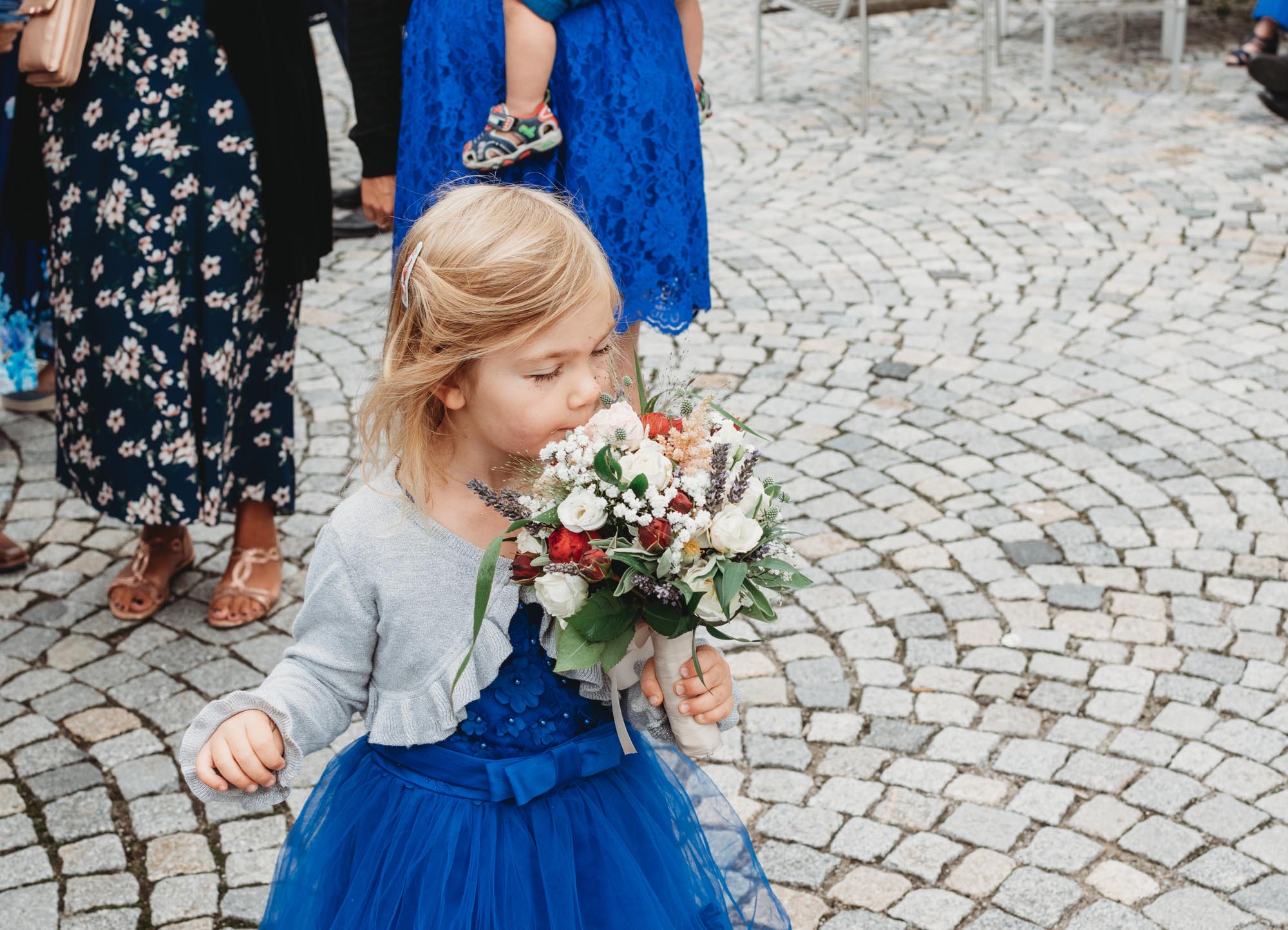 Hochzeitsfotos_Hochzeitsreportage in Wien_Mädchen mit gefangenem Brautstrauß