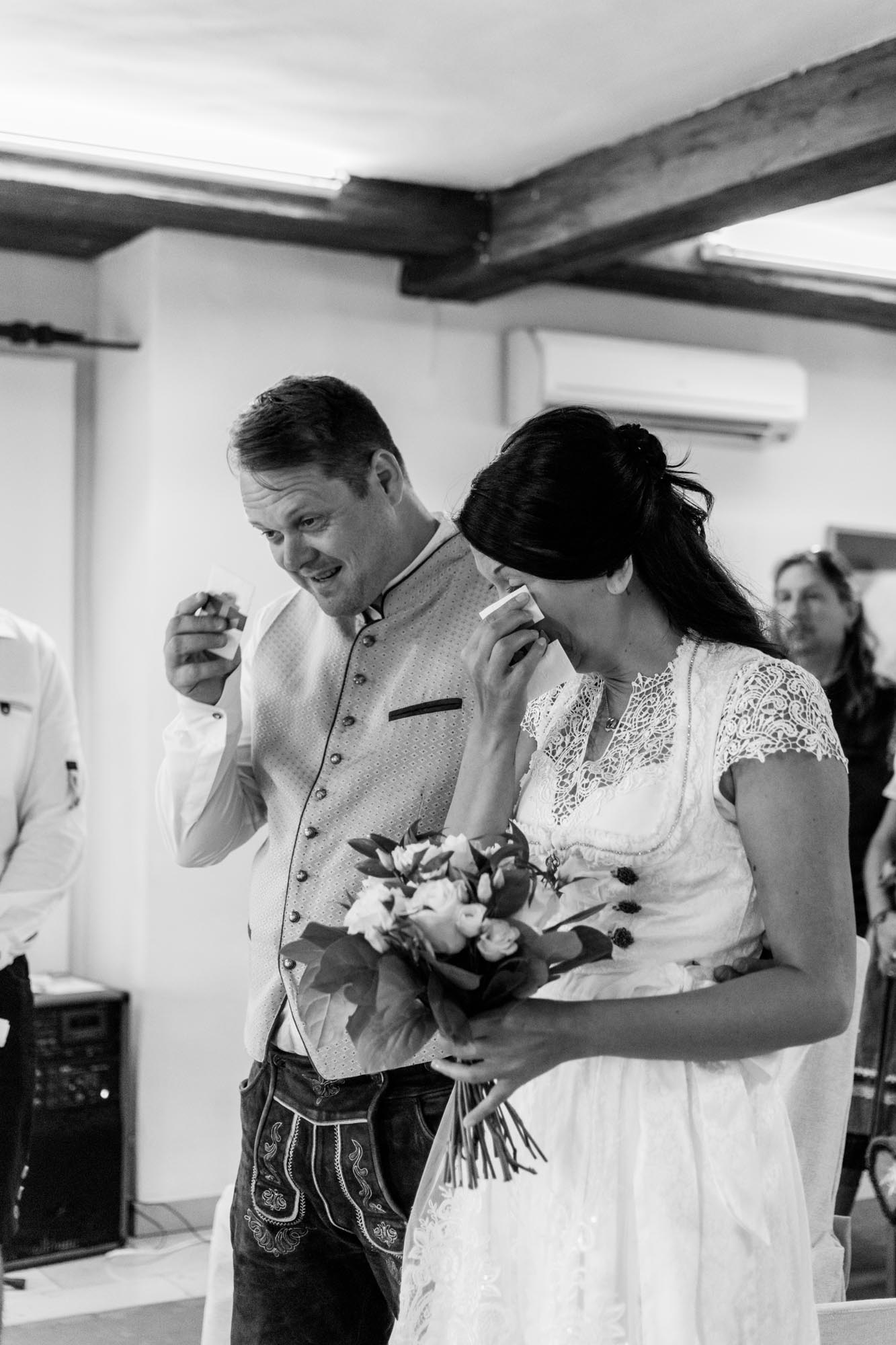 Hochzeitsfotos_Hochzeitsreportage in Wien_Standesamt_Brautpaar weint vor Rührung