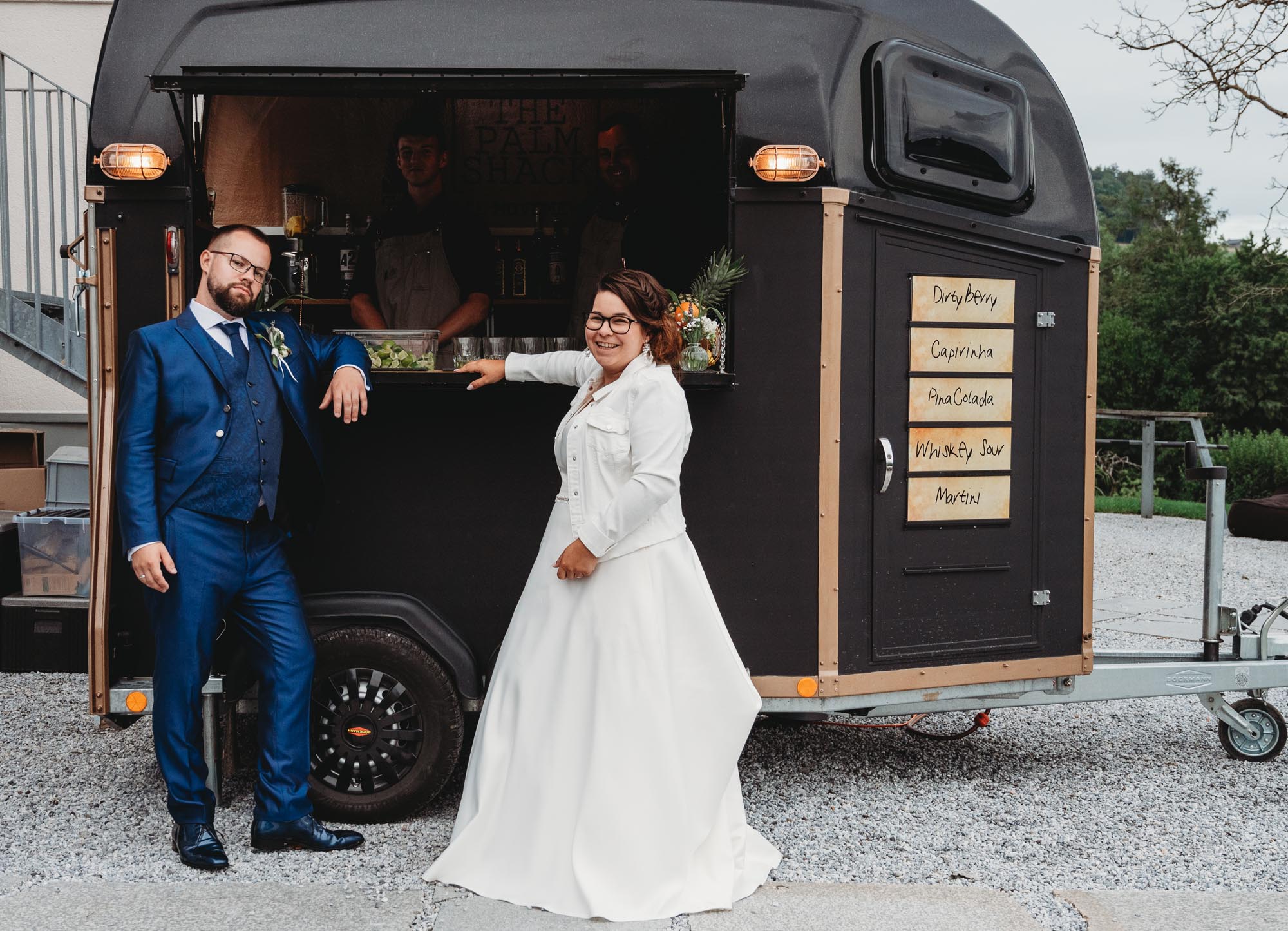 Hochzeitsfotos_Hochzeitsreportage in Wien_Feier_Brautpaar steht vor Cocktailwagen