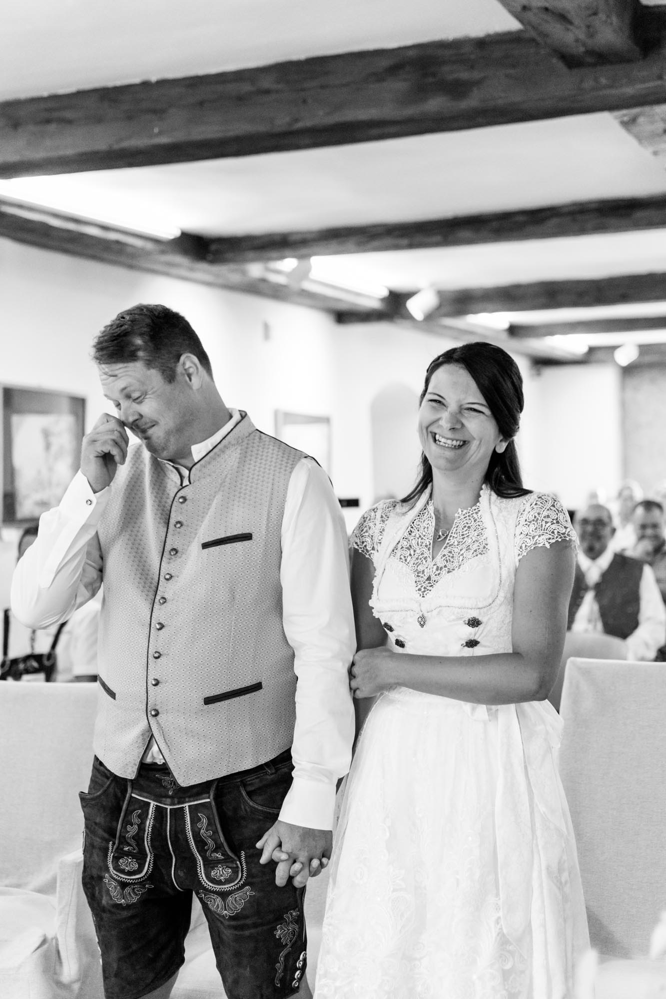 Hochzeitsfotos_Hochzeitsreportage in Wien_Standesamt_Braut lacht