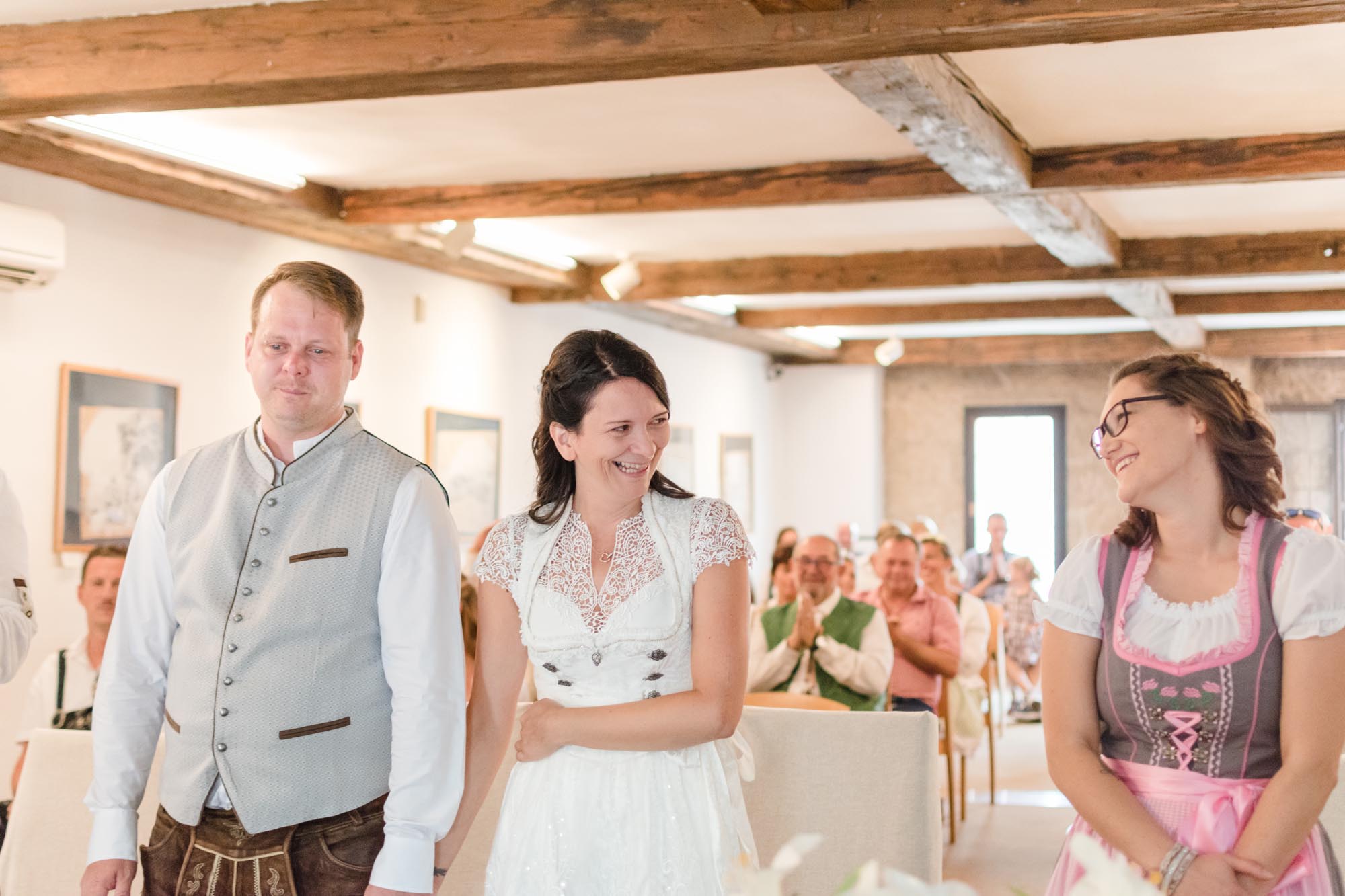 Hochzeitsfotos_Hochzeitsreportage in Wien_Standesamt_Braut strahlt Trauzeugin an