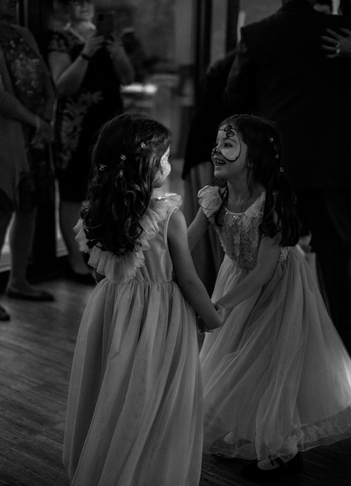 Hochzeitsfotos_Hochzeitsreportage in Wien_Feier_Kinden tanzen und lachen