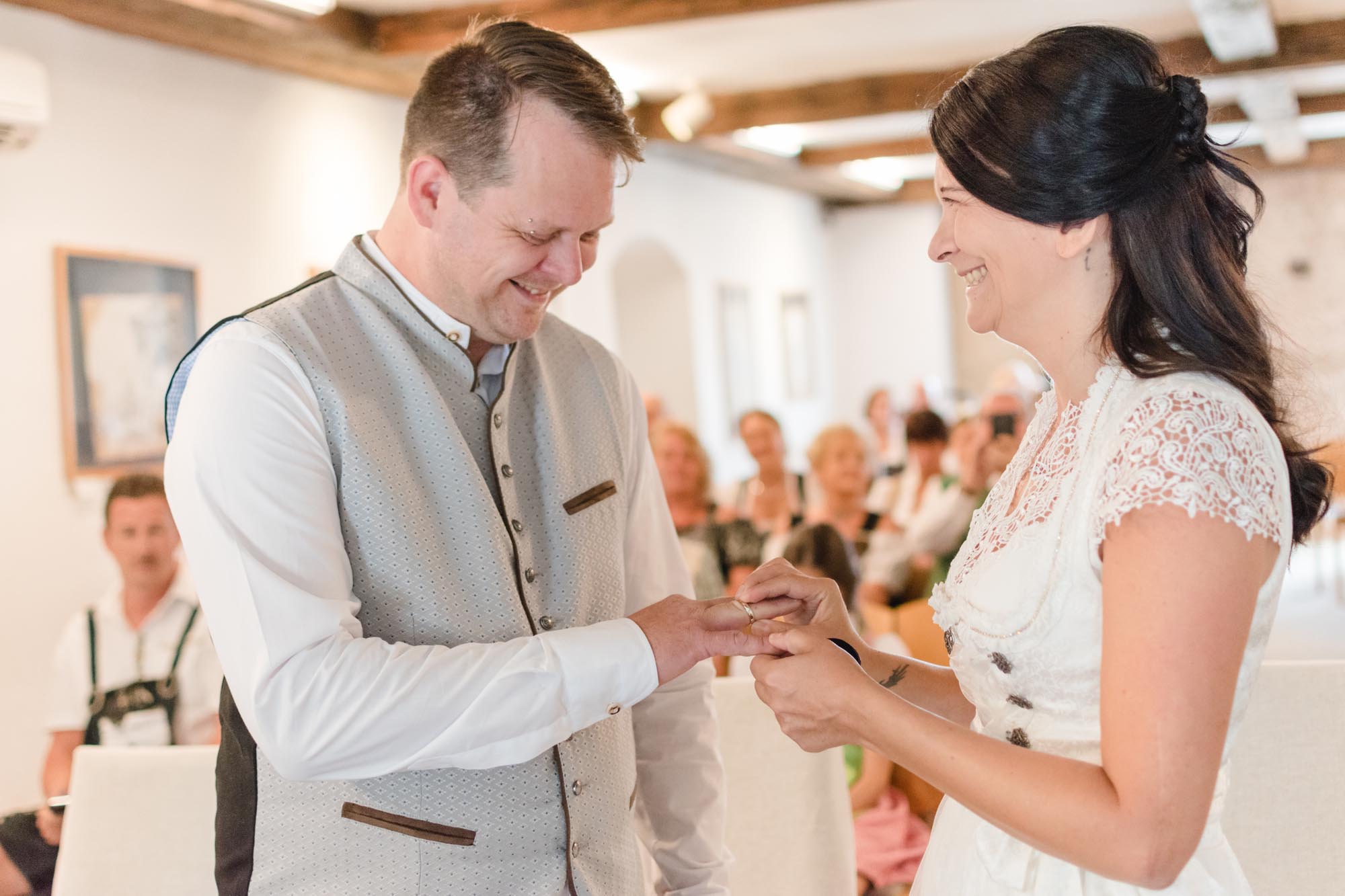 Hochzeitsfotos_Hochzeitsreportage in Wien_Standesamt_Braut steckt Bräutigam den Ring an