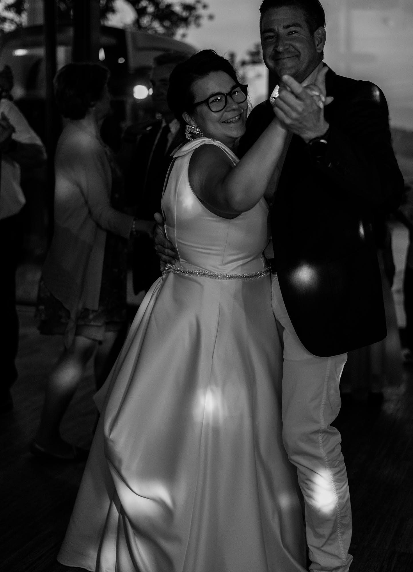 Hochzeitsfotos_Hochzeitsreportage in Wien_Feier_Braut tanzt mit Freund