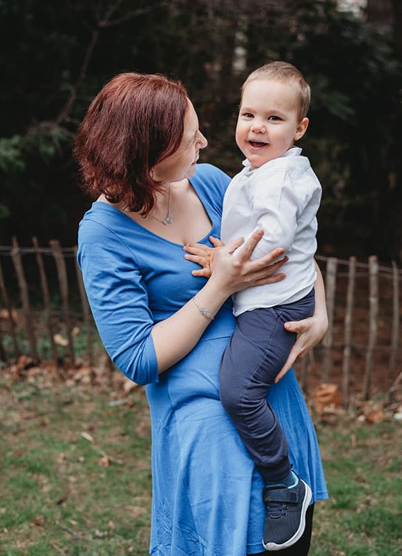 Mama tanzt mit Kind am Arm beim Muttertags-Fotoshooting in Wien