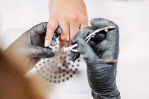 Businessreportage: Nageldesignerin kürzt die Nägel ihrer Kundin vor dem Start