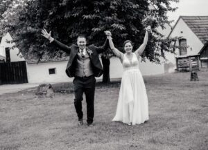 Braut und Bräutigam freuen sich, dass sie sich das JA-Wort gegeben haben