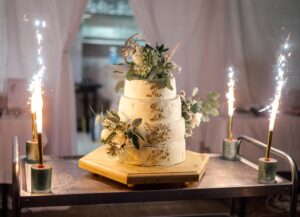 Hochzeitstorte mit tollem Tischfeuerwerk