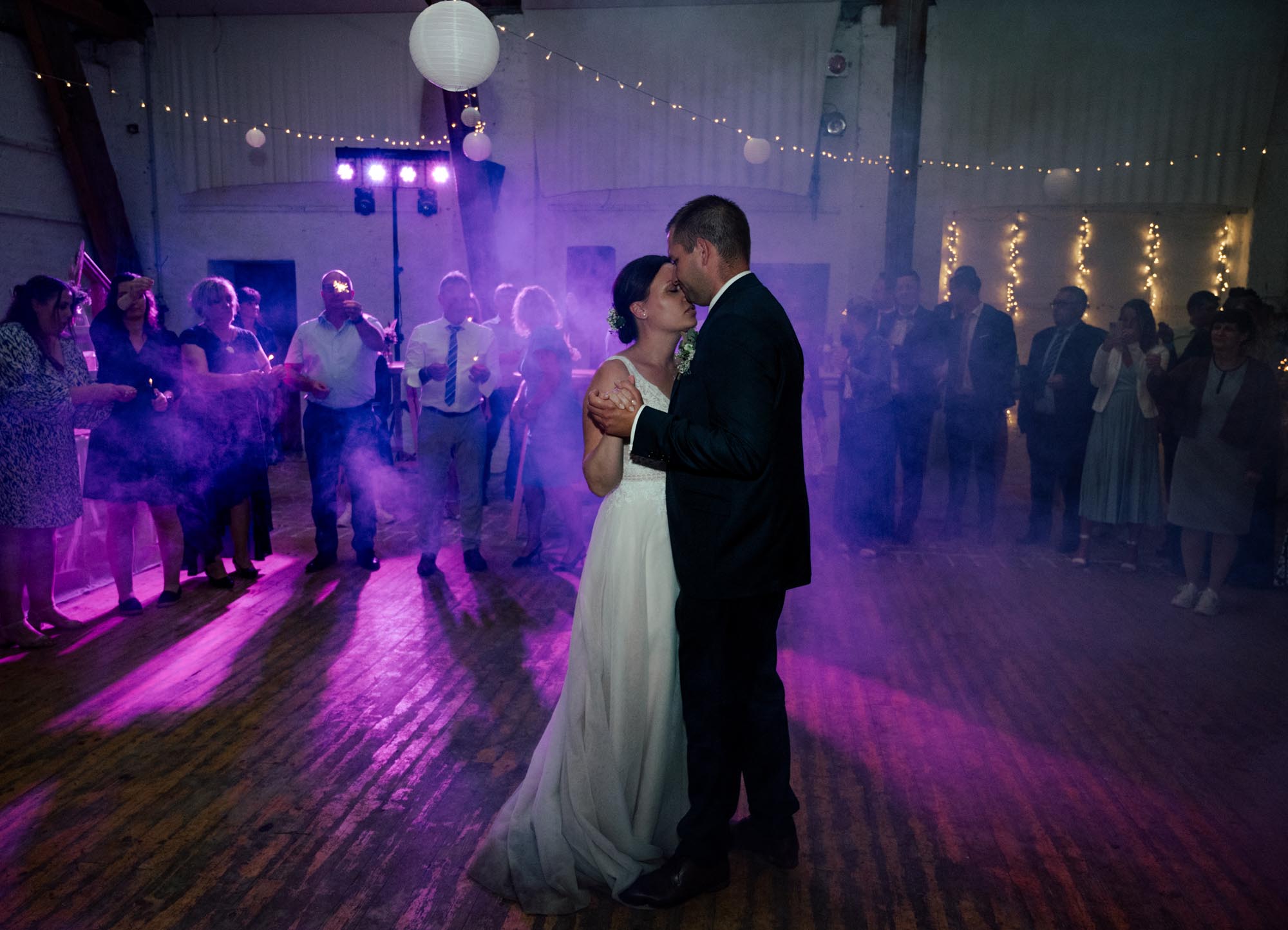 Hochzeitsfotografie, Hochzeitsreportage - Hochzeitspaar beim Hochzeitstanz in romantischer Stimmung - farbe