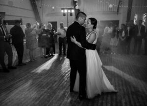 Hochzeitspaar beim Hochzeitstanz in romantischer Stimmung - schwarz/weiß